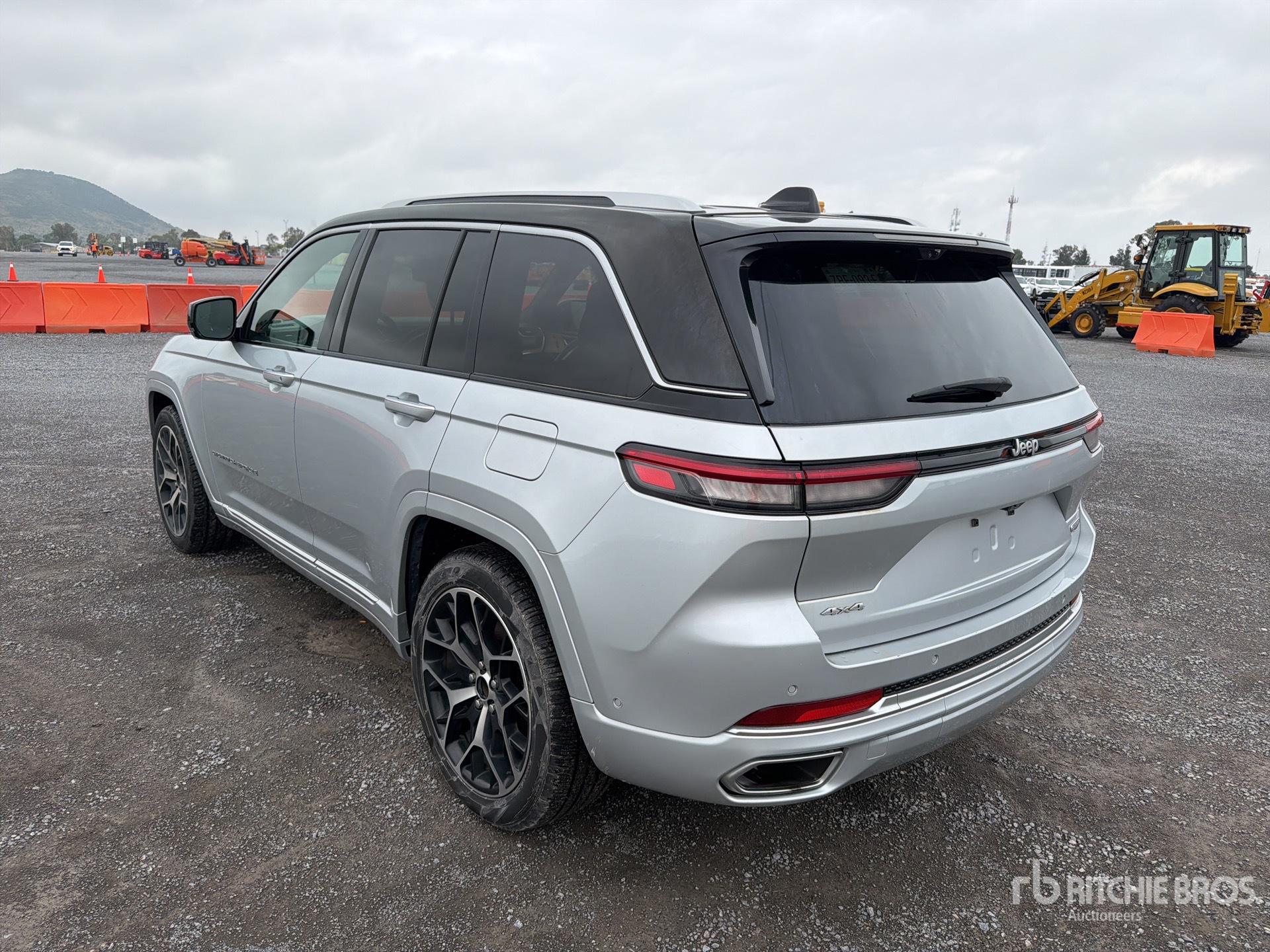 2023 Jeep GRAND CHEROKEE