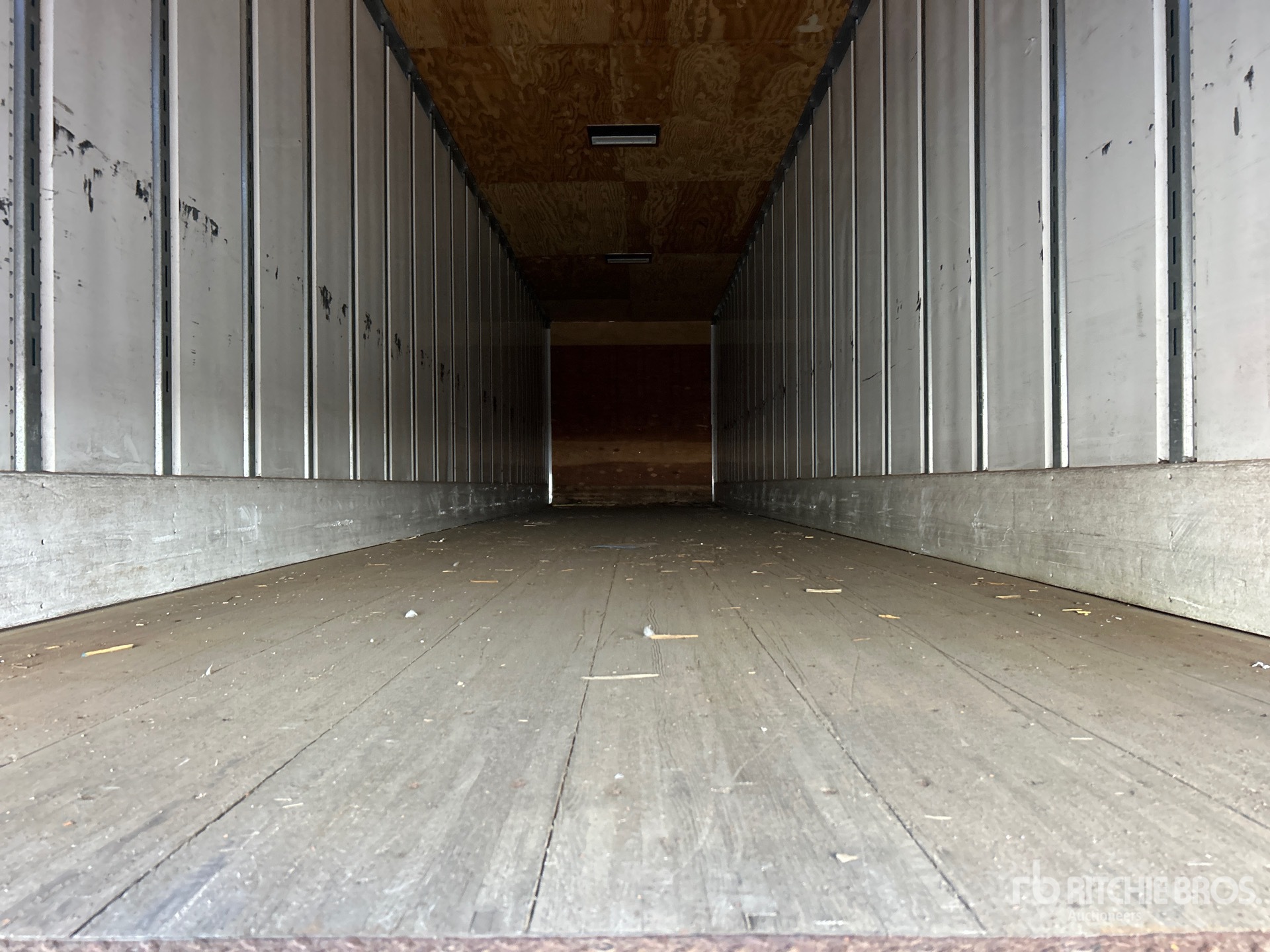 2015 Utility 48 ft x 102 in T/A