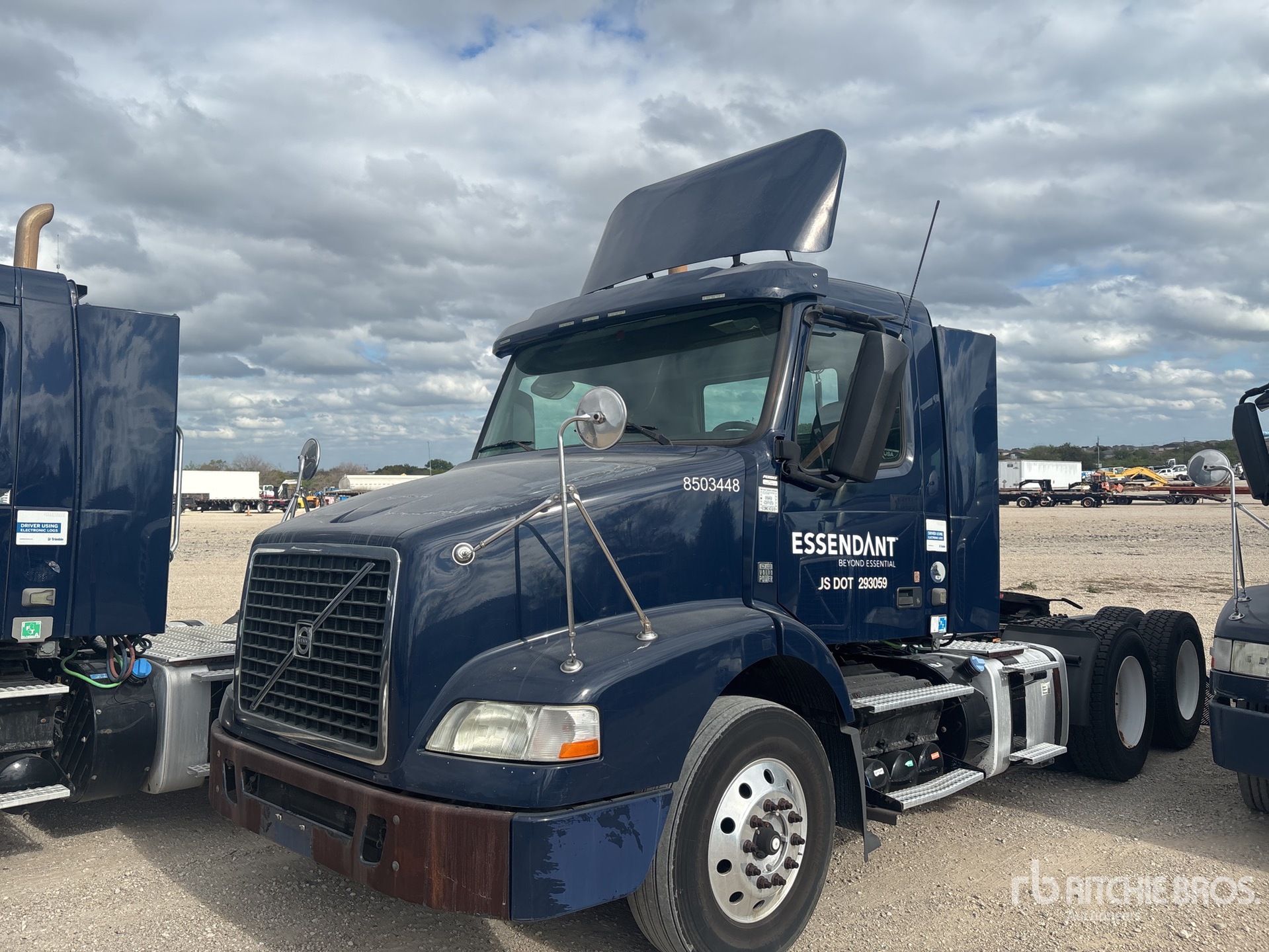 2014 Volvo VNM64T200