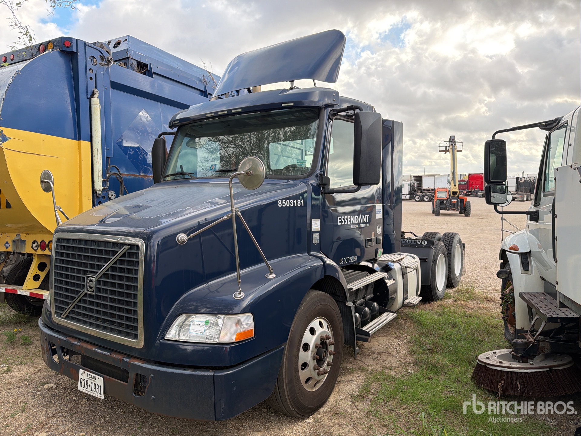 2014 Volvo VNM64T200