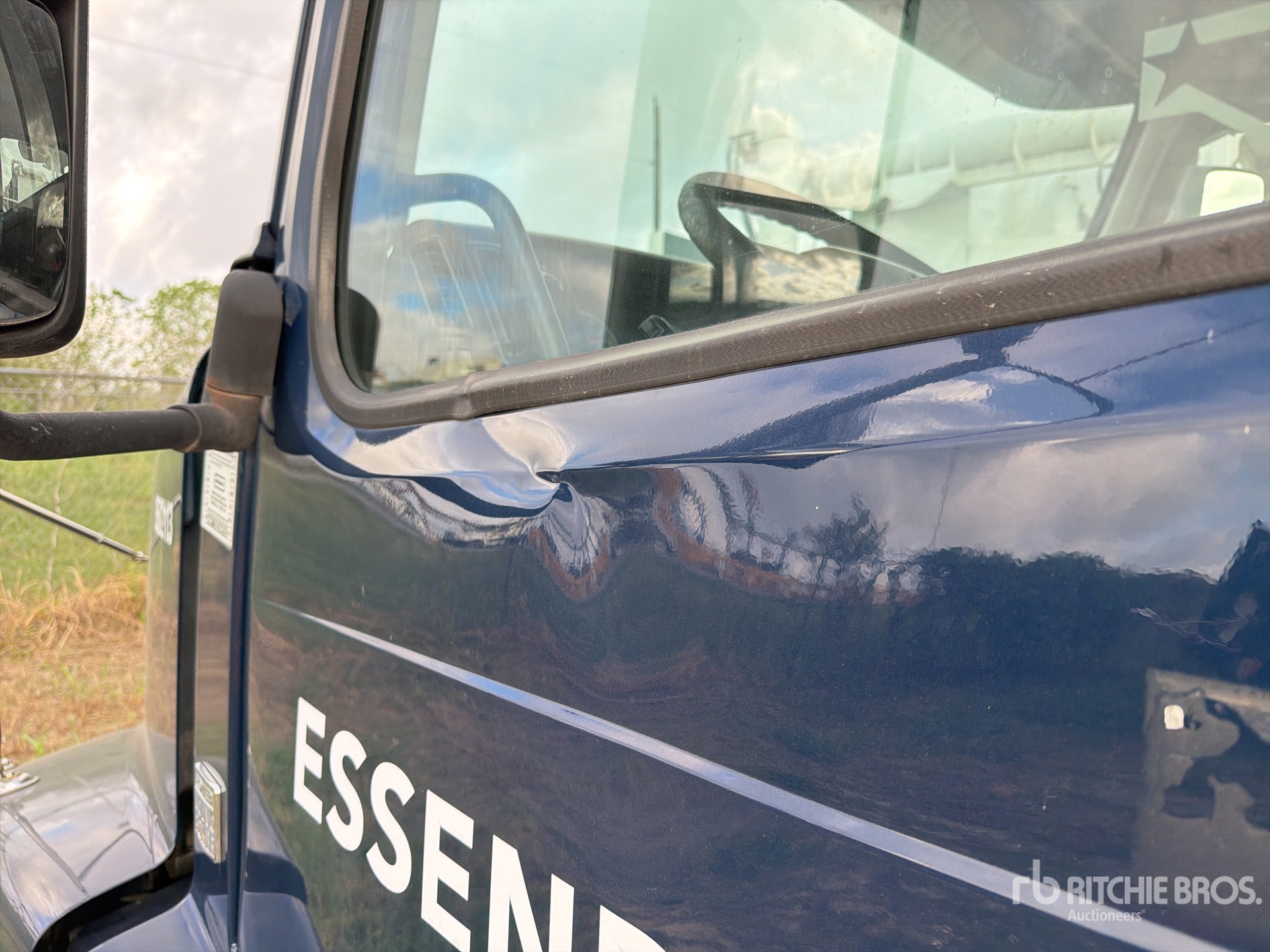 2013 Volvo VNM64T200