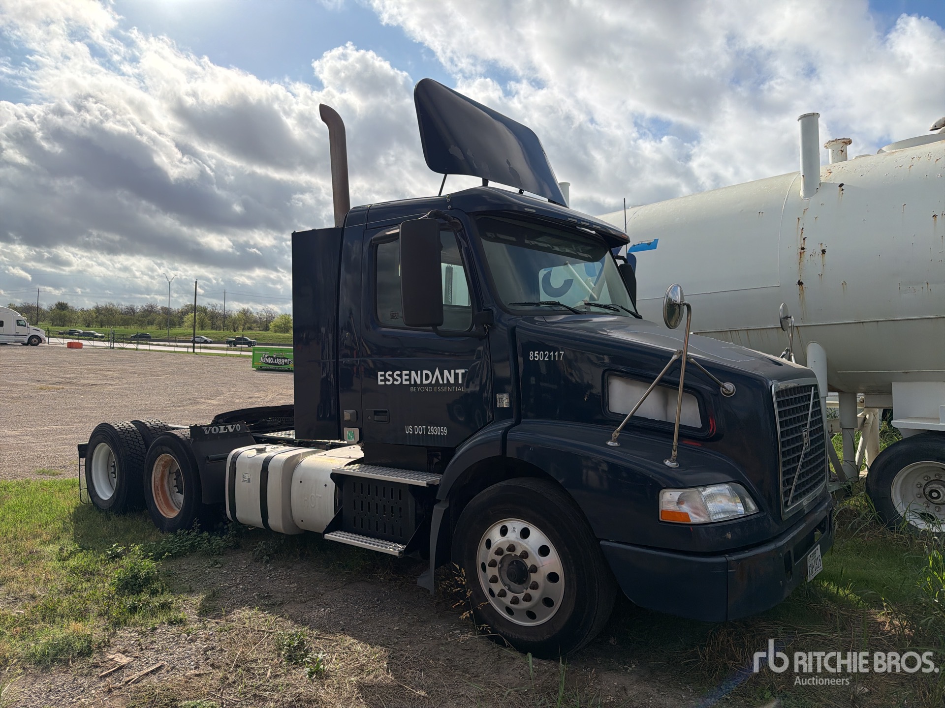 2013 Volvo VNM64T200