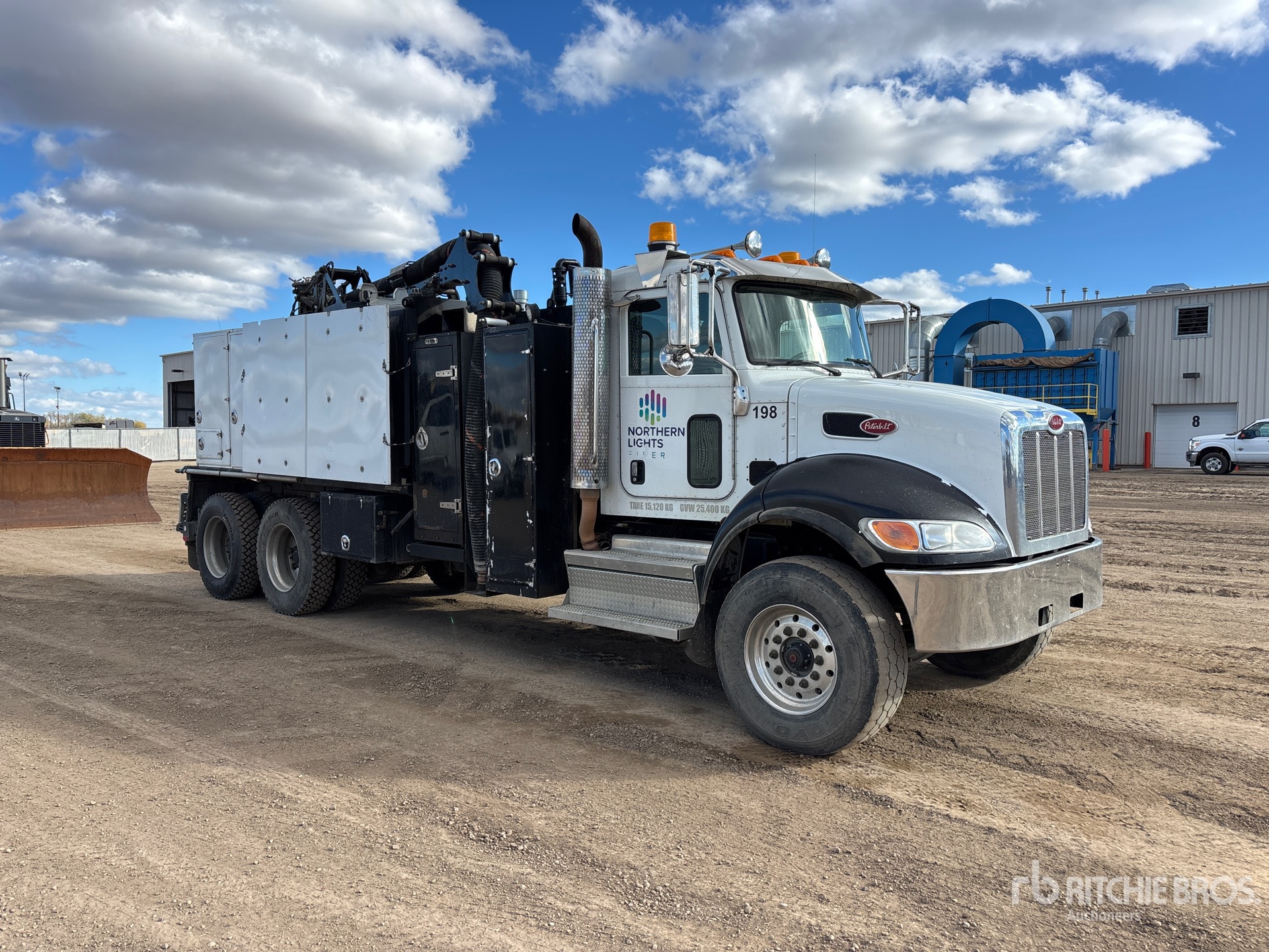 2018 Peterbilt 348