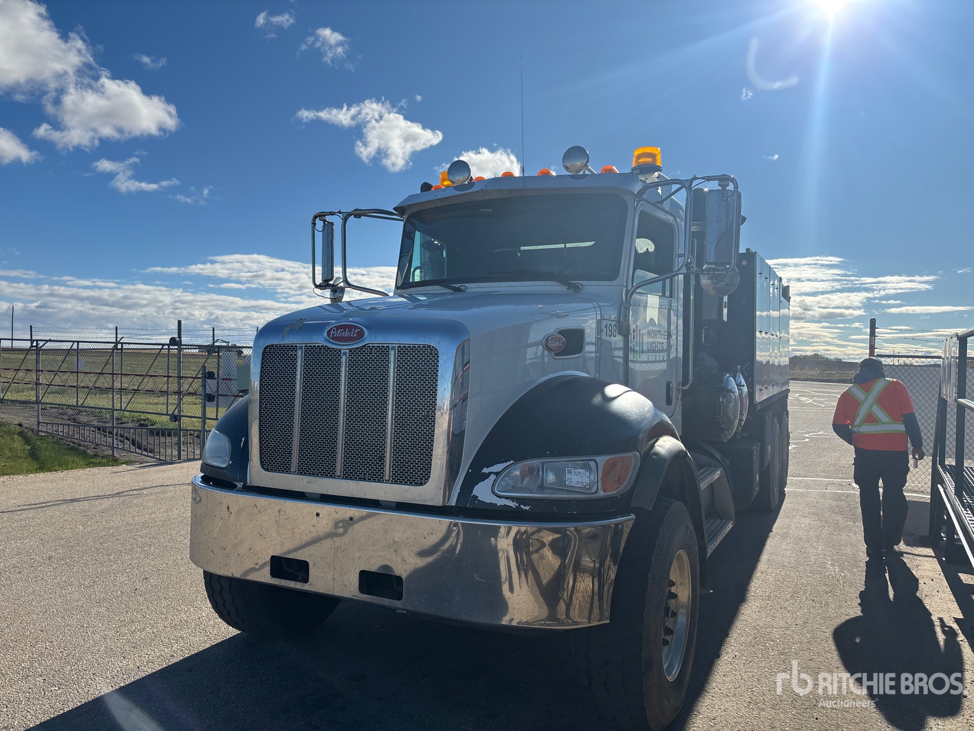 2018 Peterbilt 348