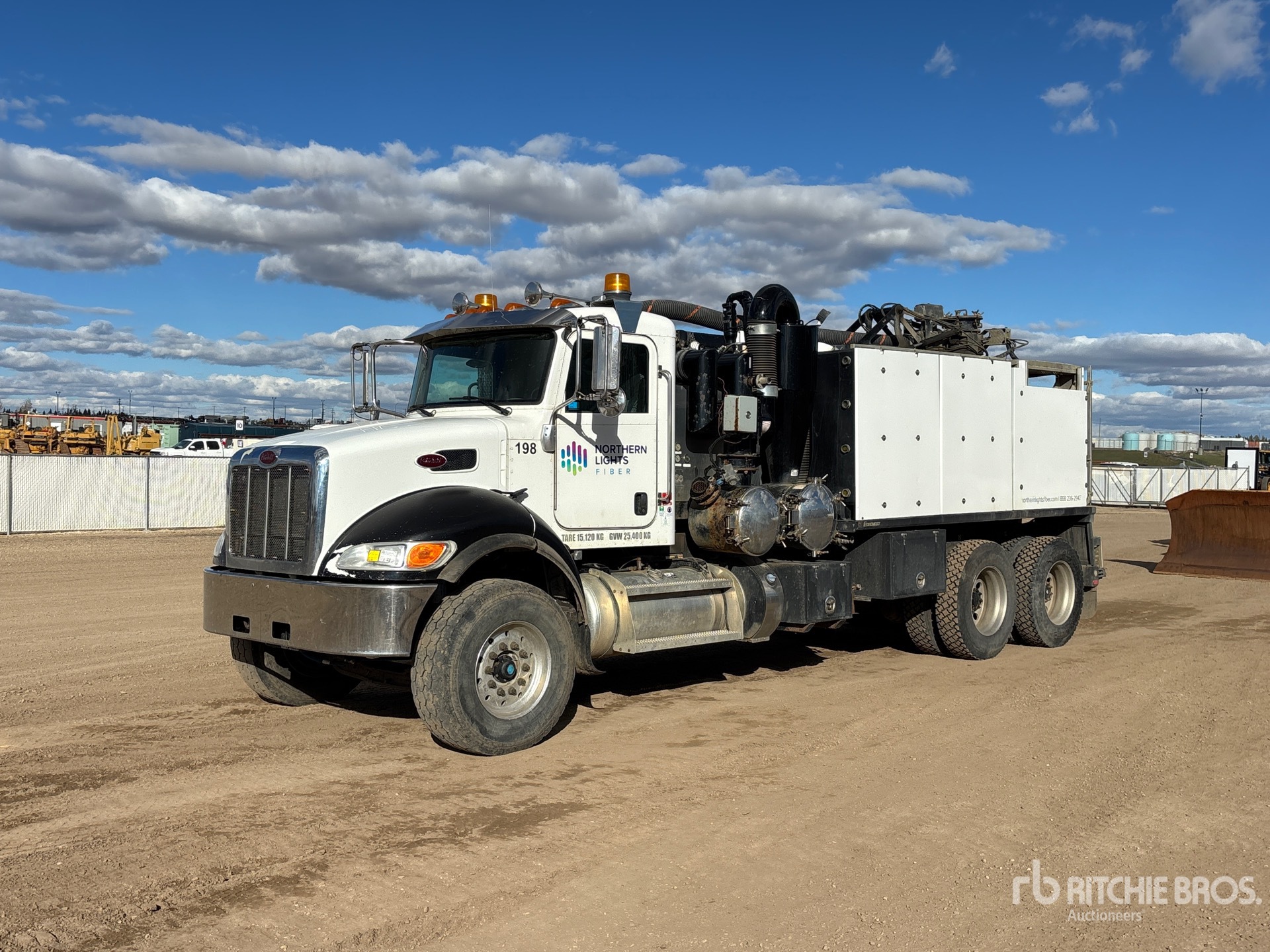2018 Peterbilt 348