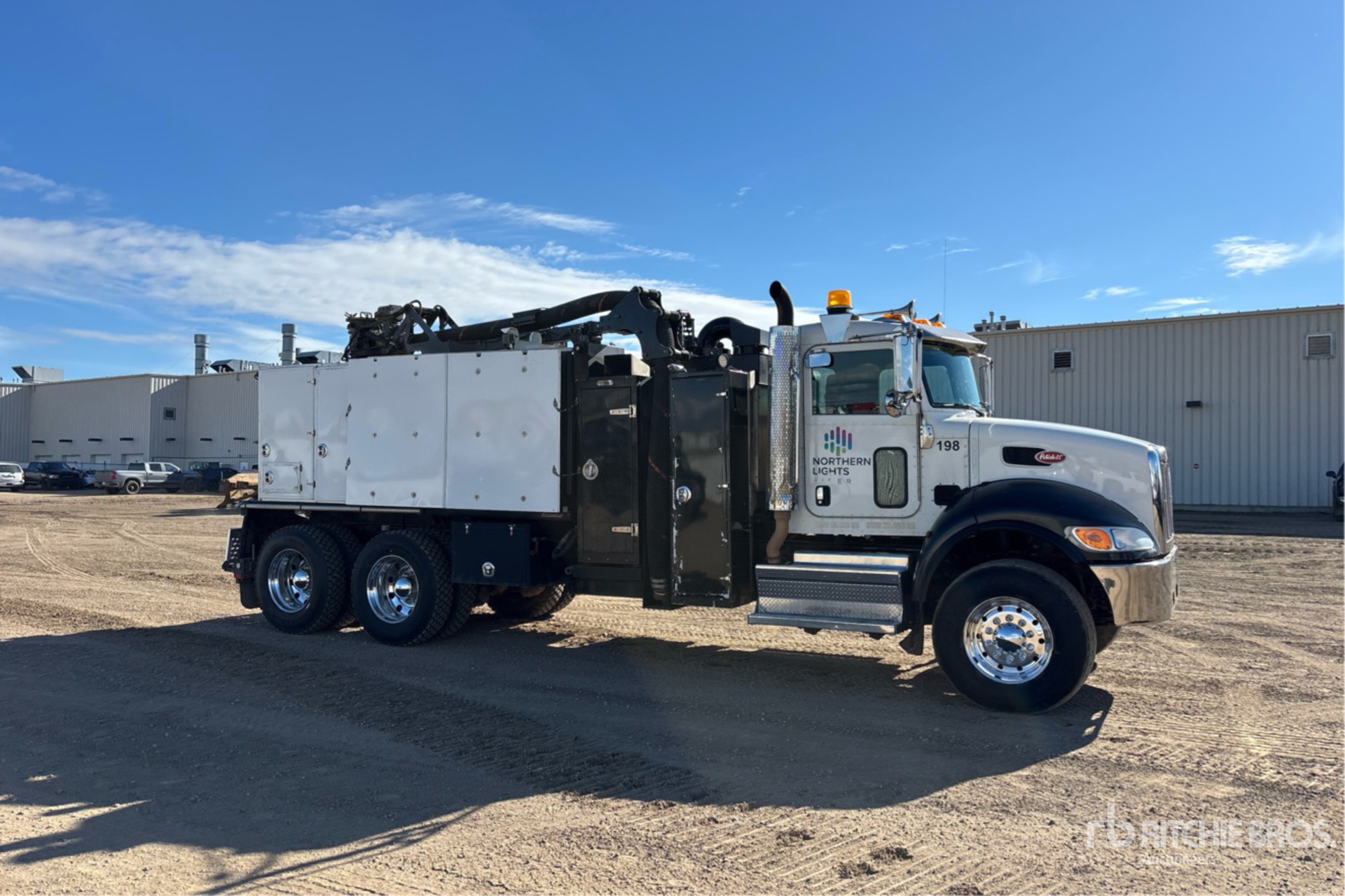 2018 Peterbilt 348