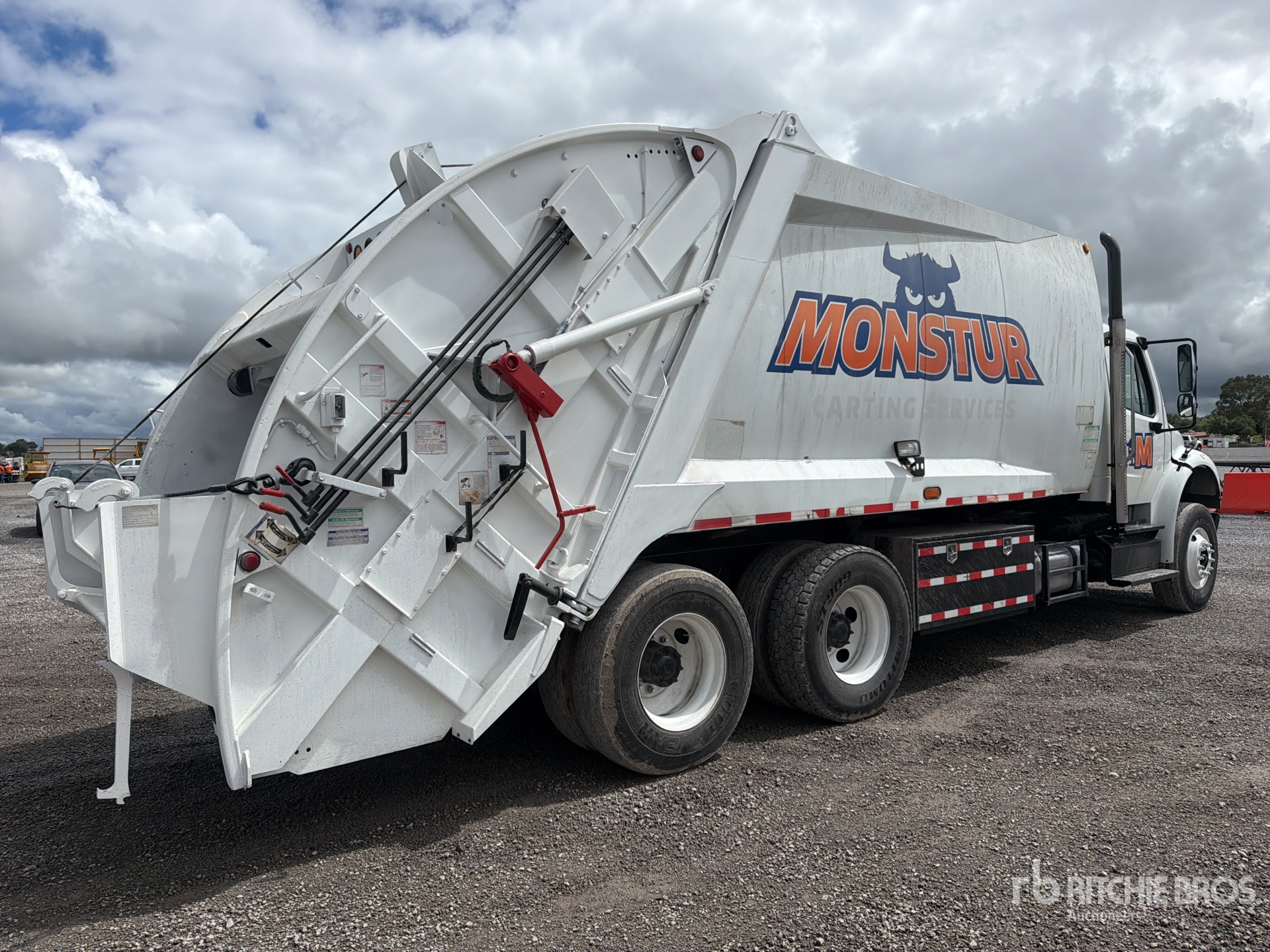2013 Freightliner M2 106