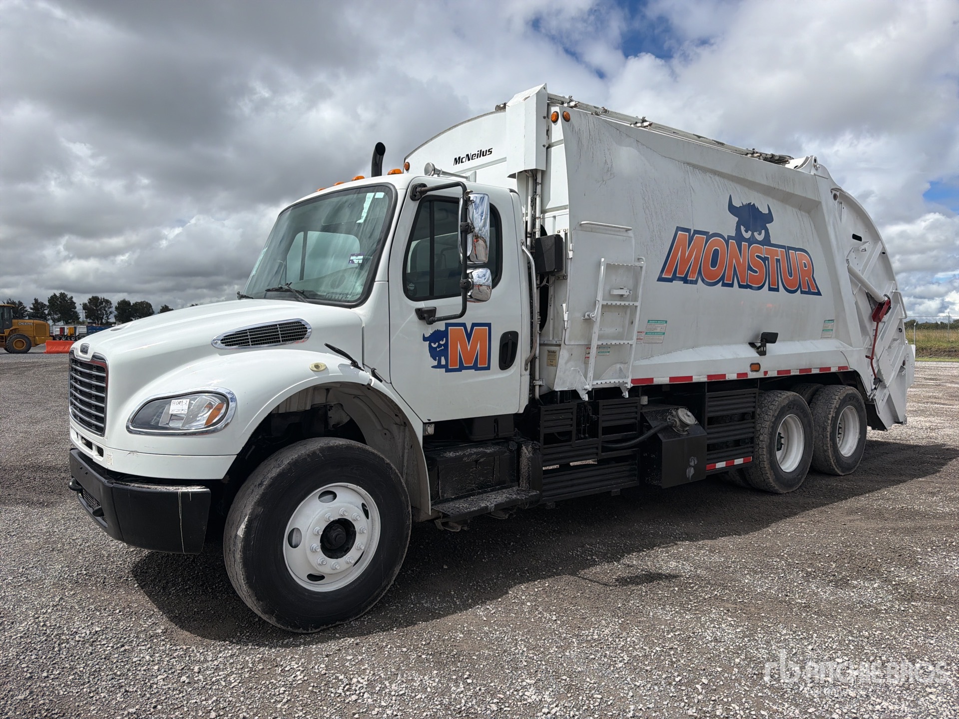 2013 Freightliner M2 106