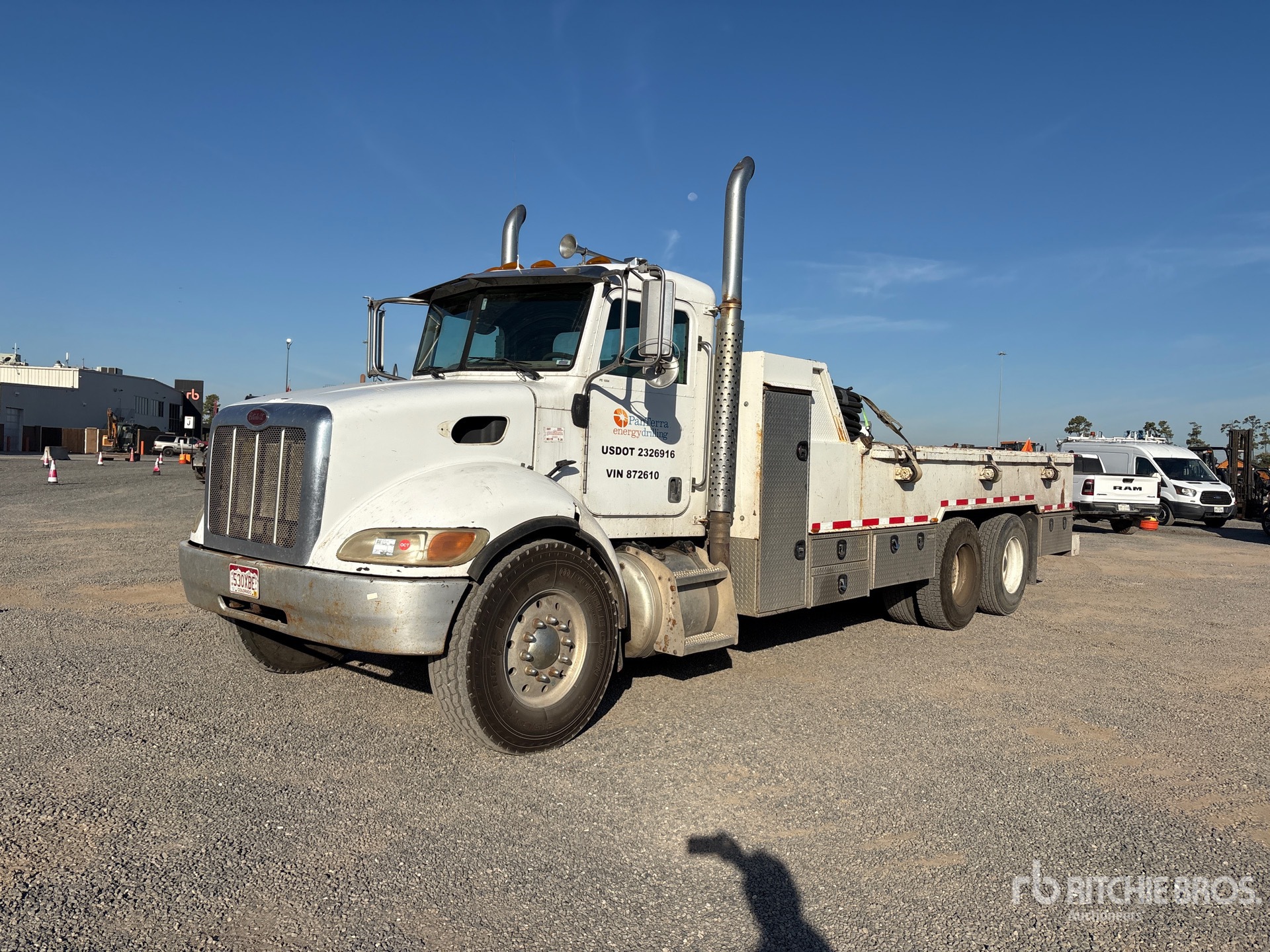 Photo of 2005 Peterbilt 335