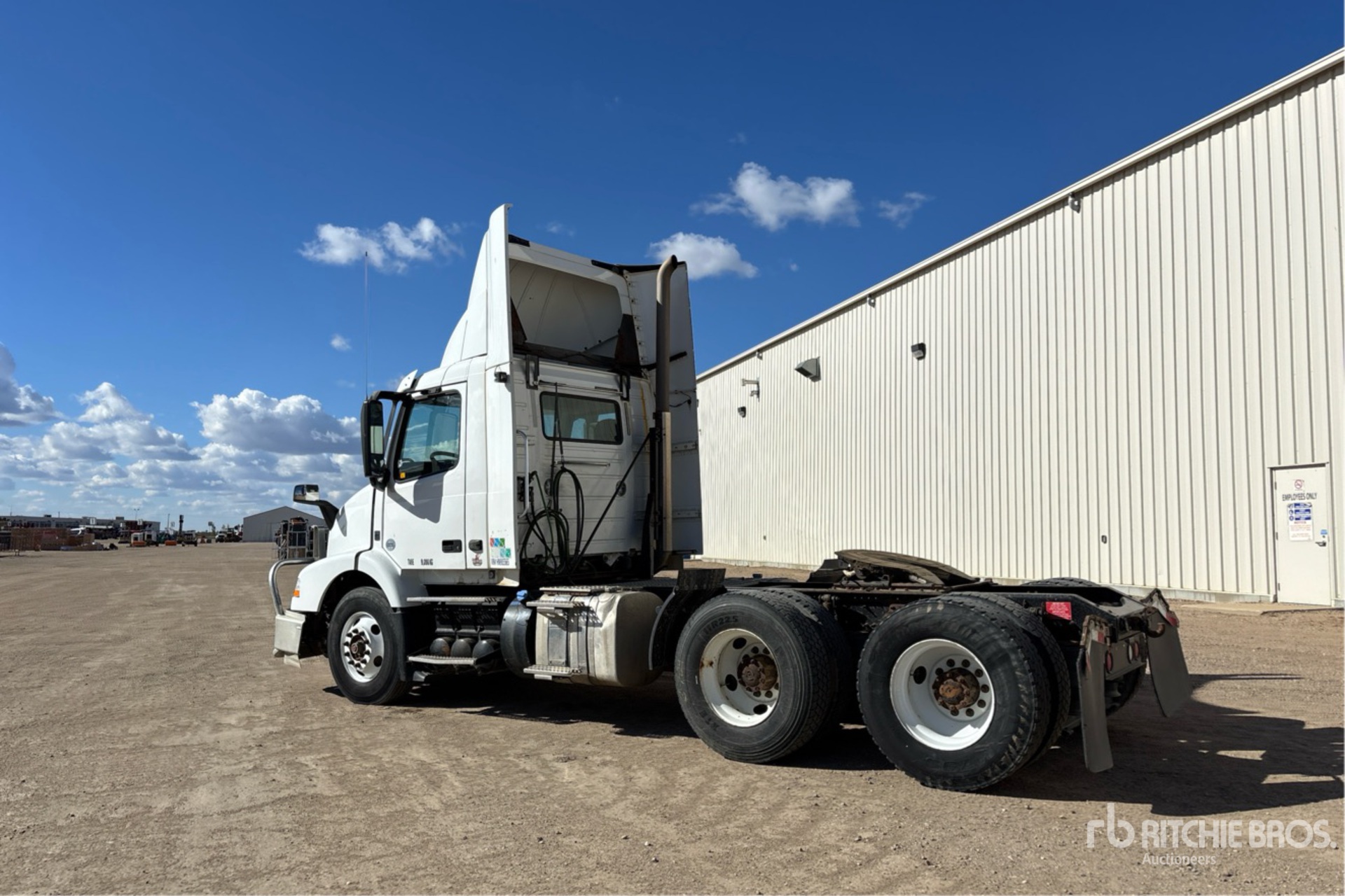 2017 Volvo VNM