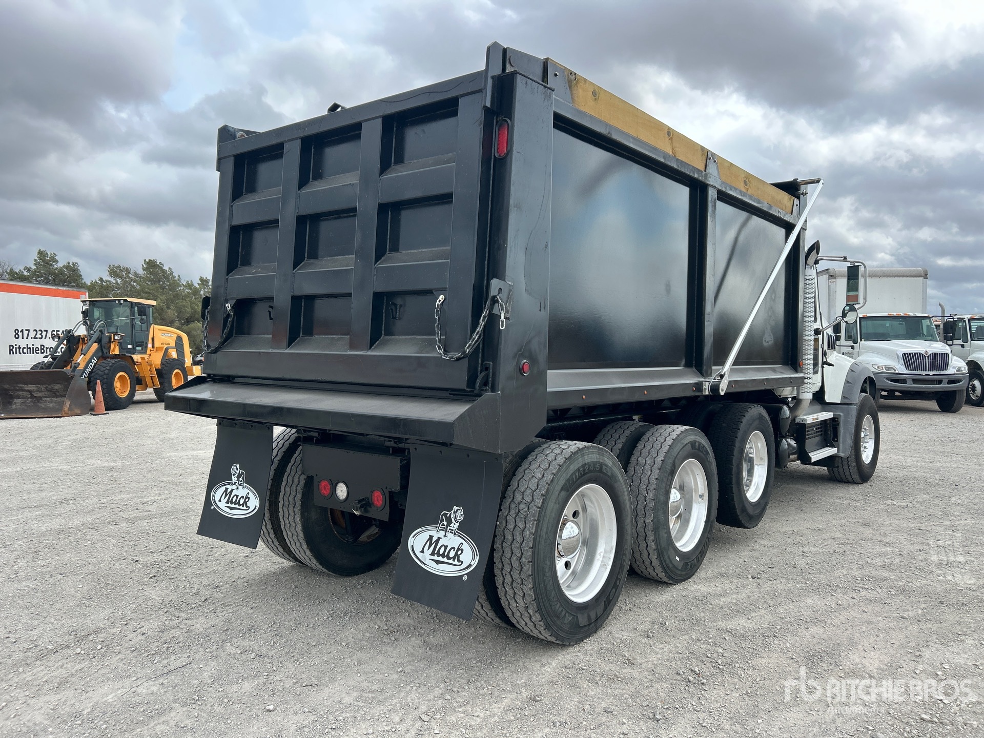 2020 Mack GRANITE