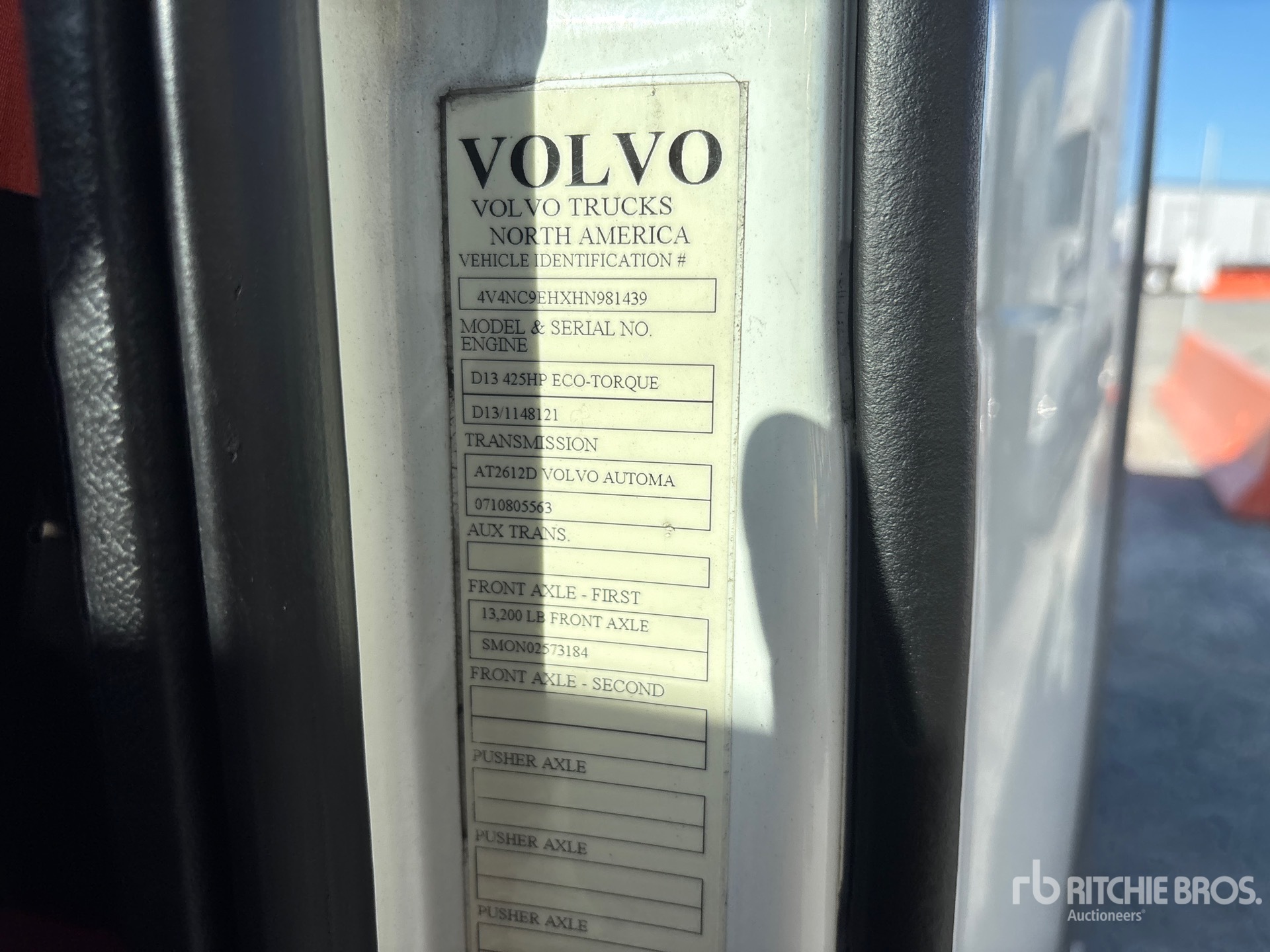 2017 Volvo VNL64T-300