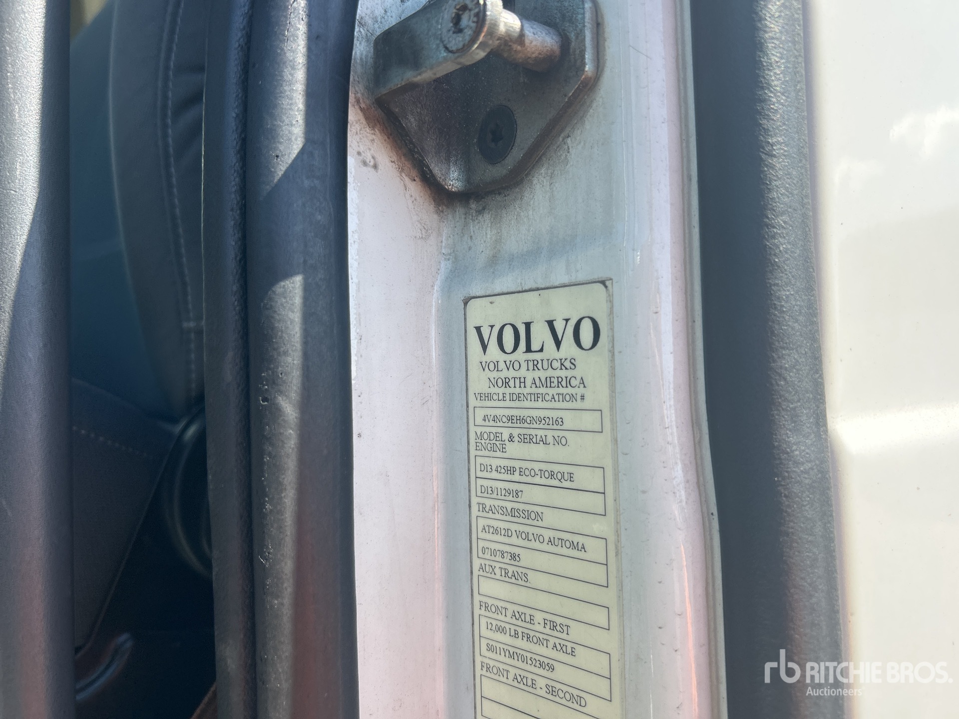 2016 Volvo VNL64T-300