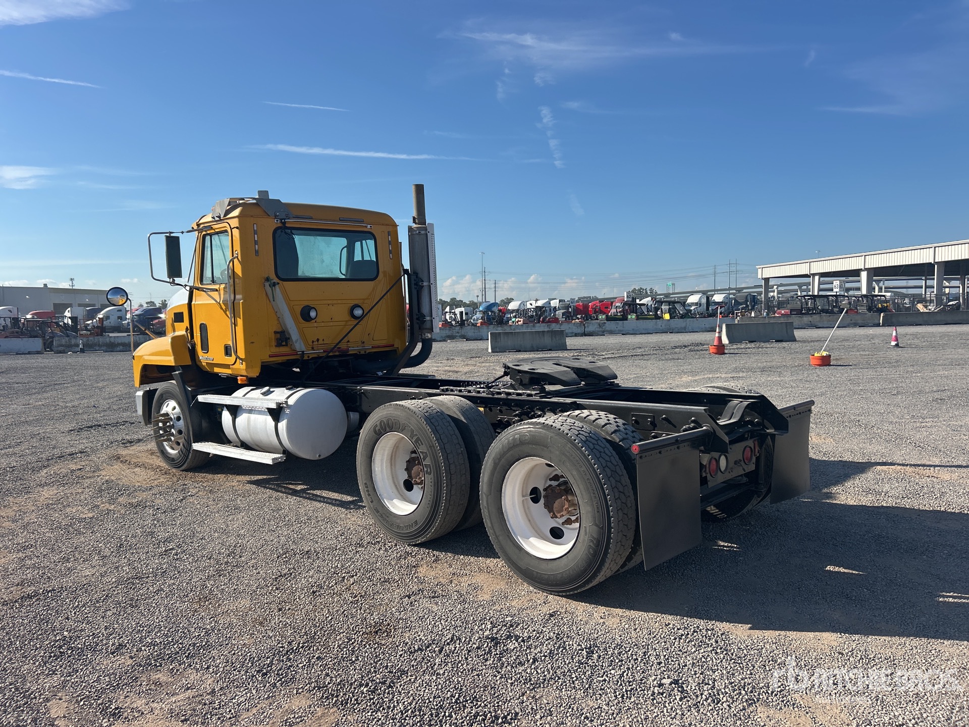 1999 Mack CH613