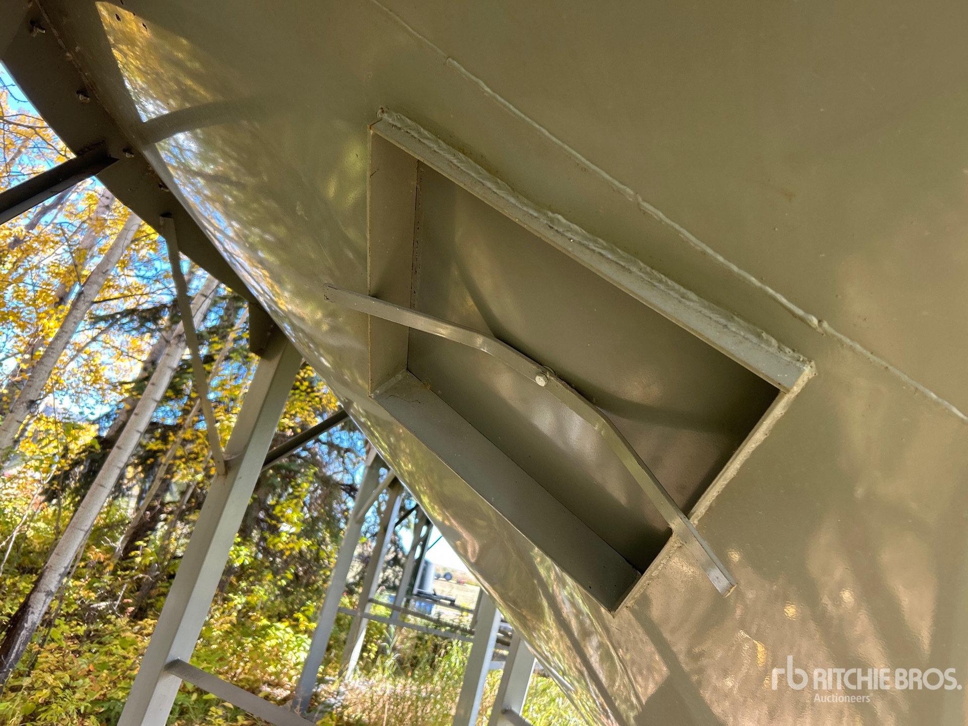 Butler +/- 2100 bu 4 Ring Hopper