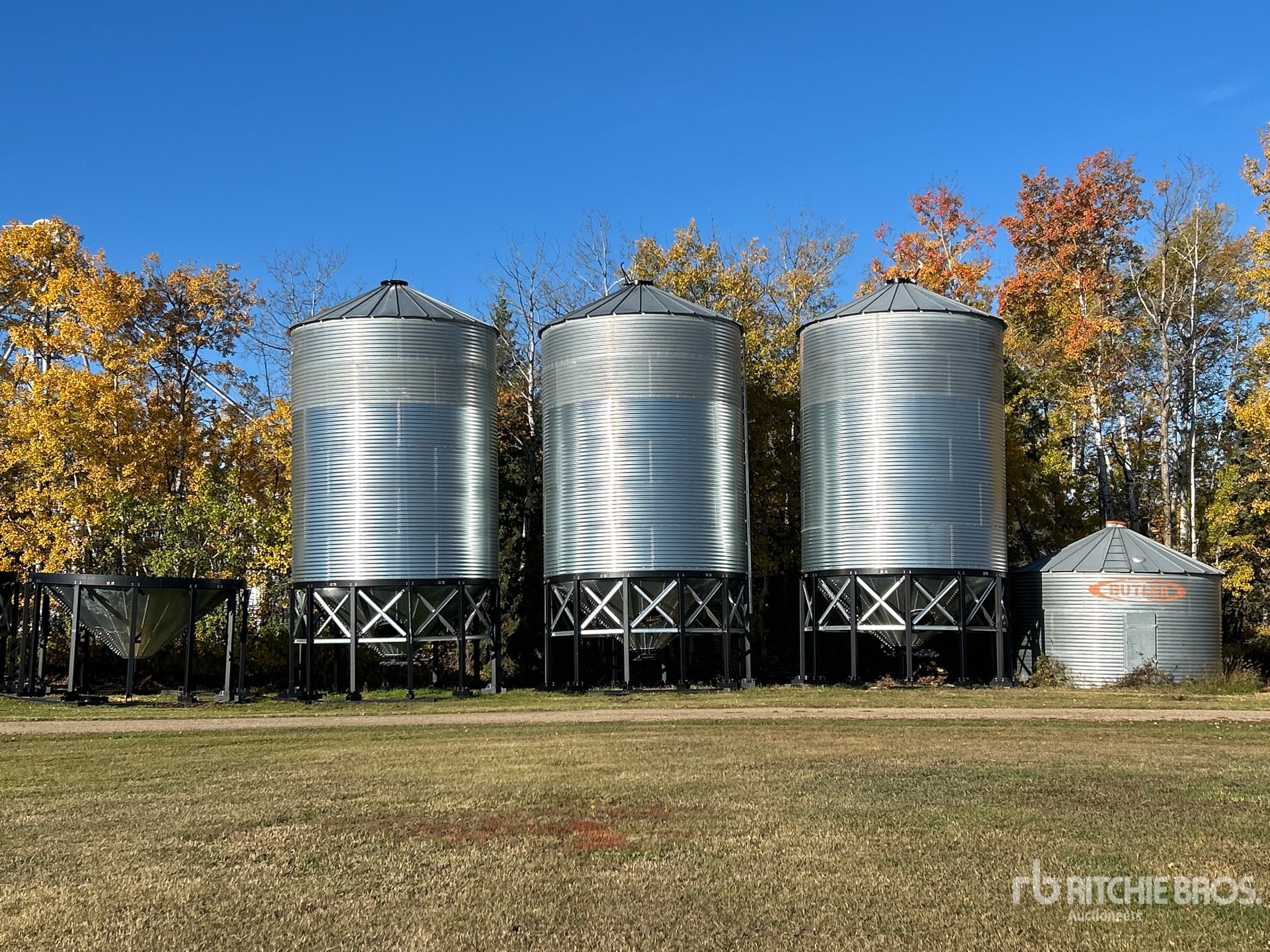 Butler +/- 5600 bu 6 Ring Hopper