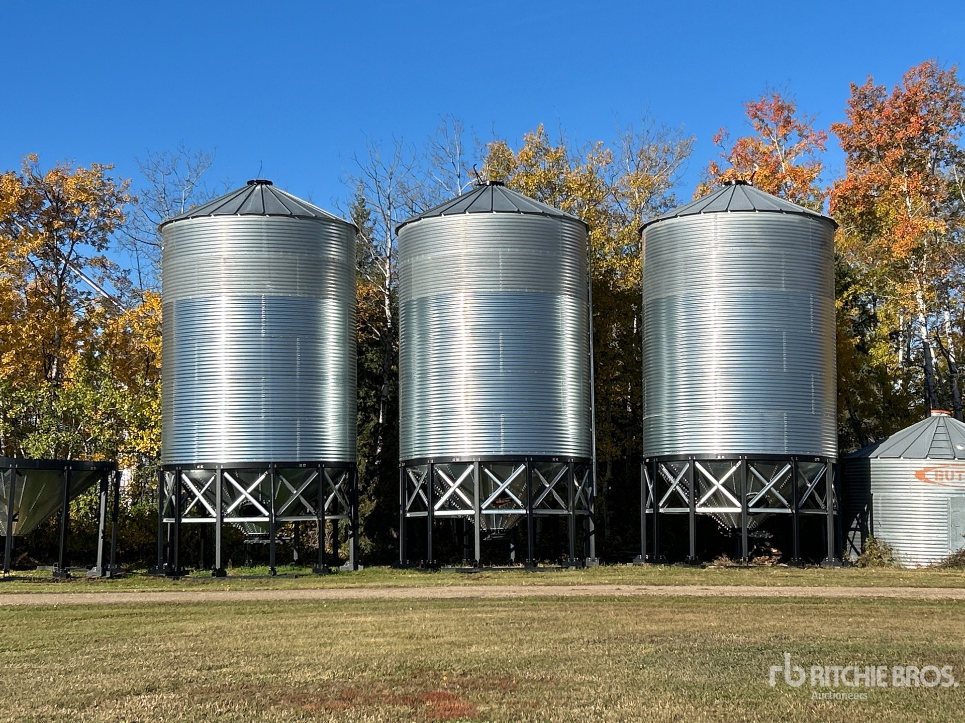 Butler +/- 5600 bu 6 Ring Hopper