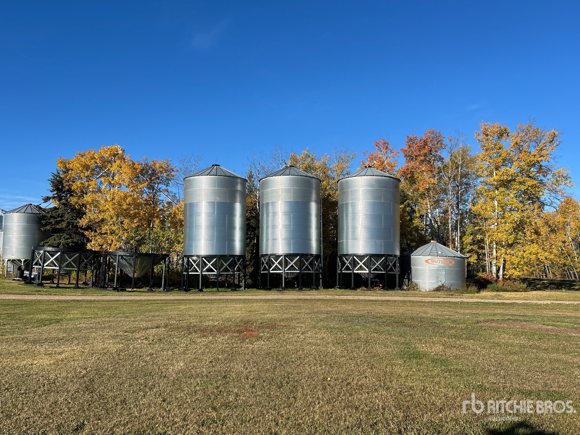 Butler +/- 5600 bu 6 Ring Hopper
