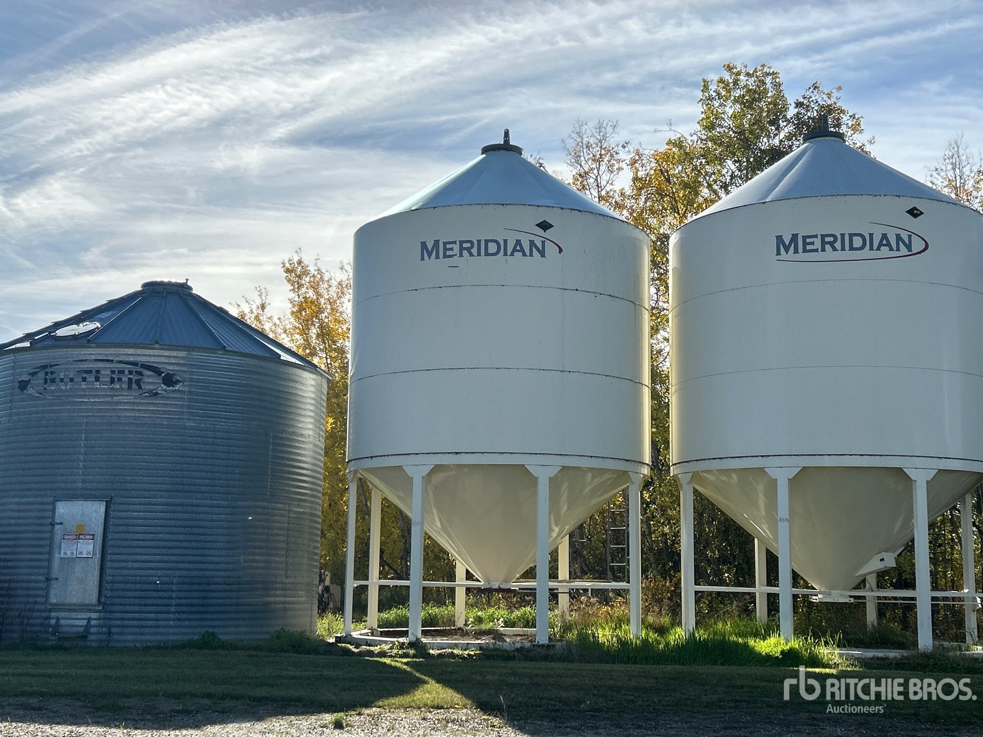 Meridian +/- 3100 bu Smooth Wall Hopper