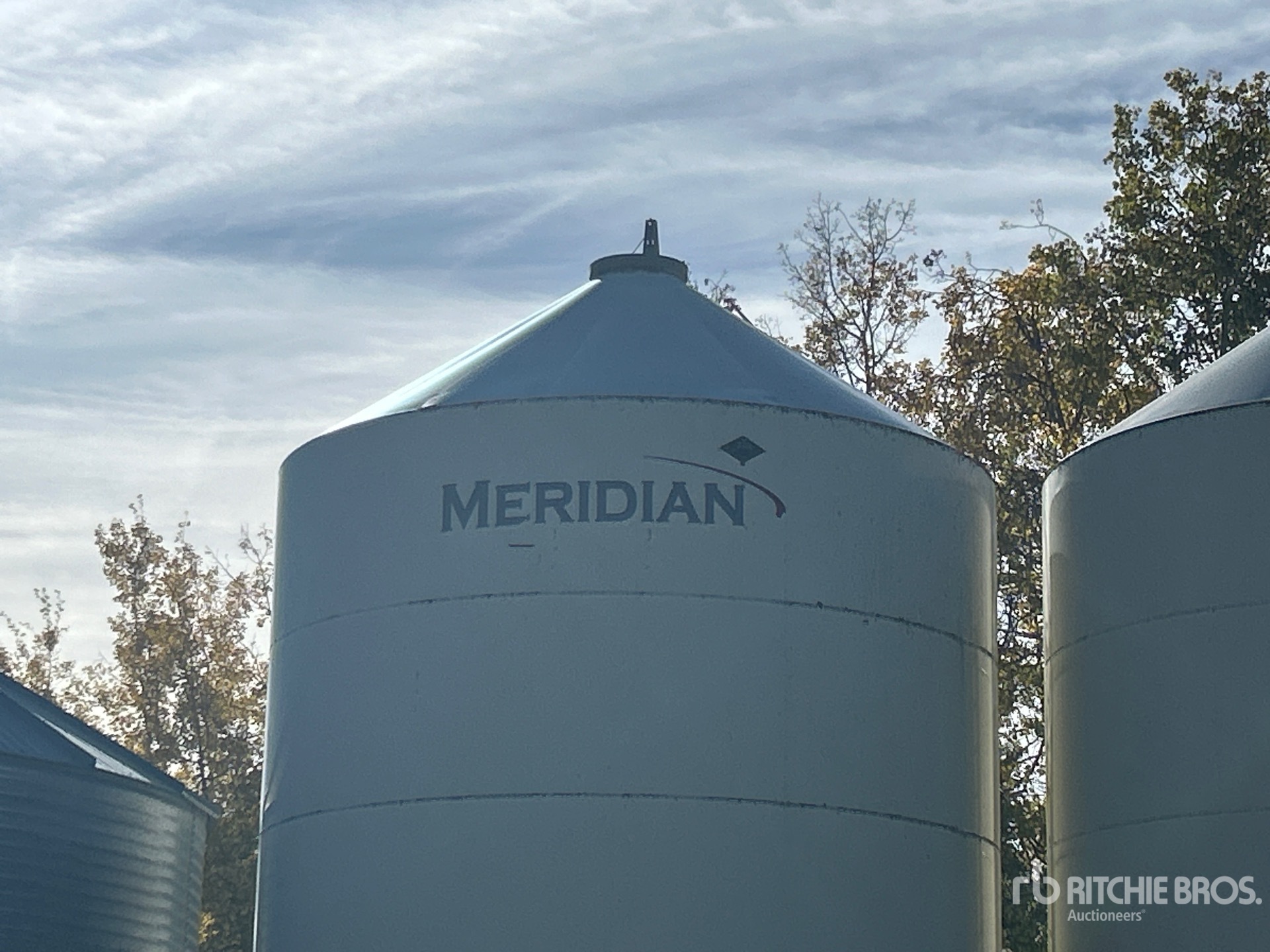Meridian +/- 3100 bu Smooth Wall Hopper