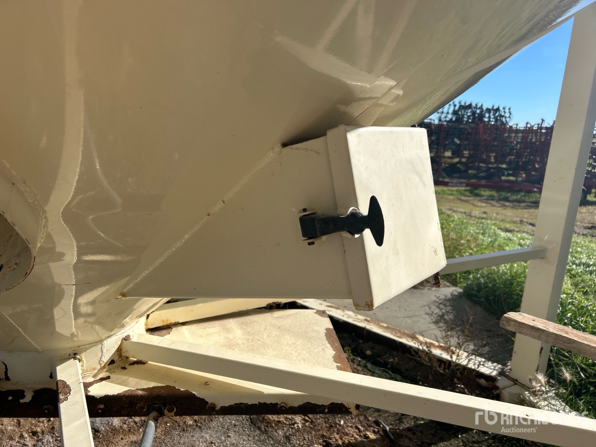 Meridian +/- 3100 bu Smooth Wall Hopper