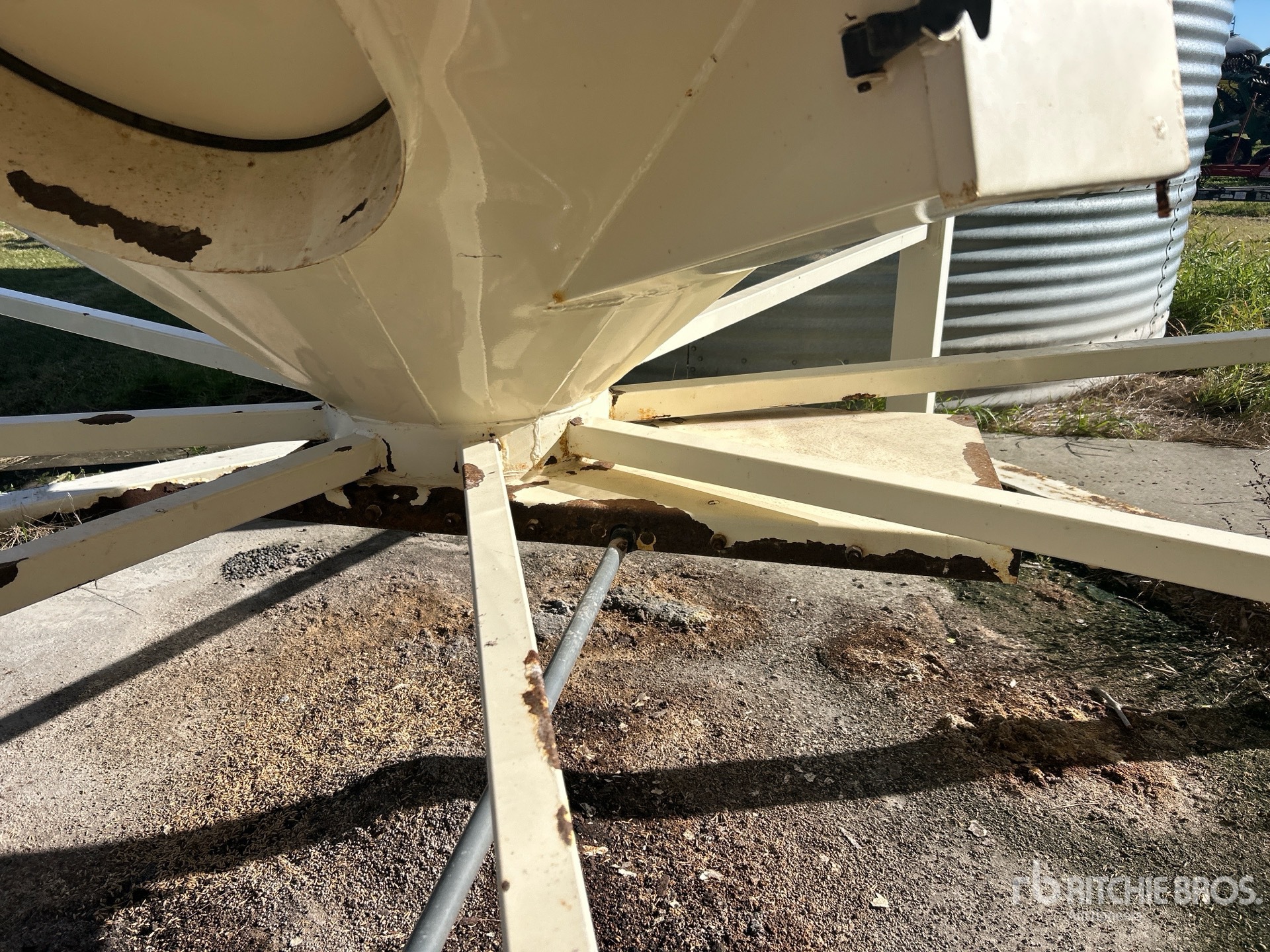 Meridian +/- 3100 bu Smooth Wall Hopper