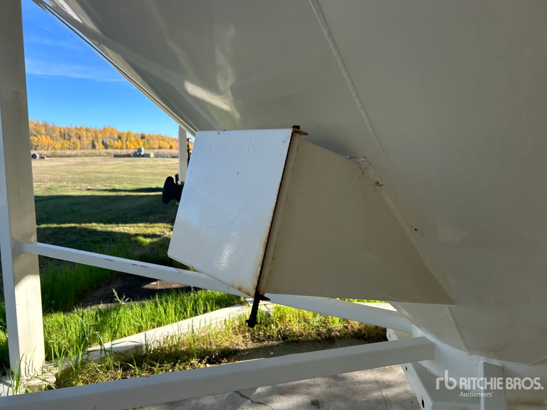Meridian +/- 3100 bu Smooth Wall Hopper