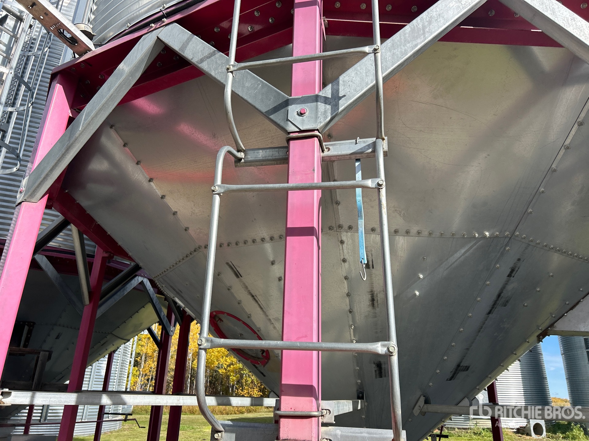 Twister +/- 3500 bu 5 Ring Hopper