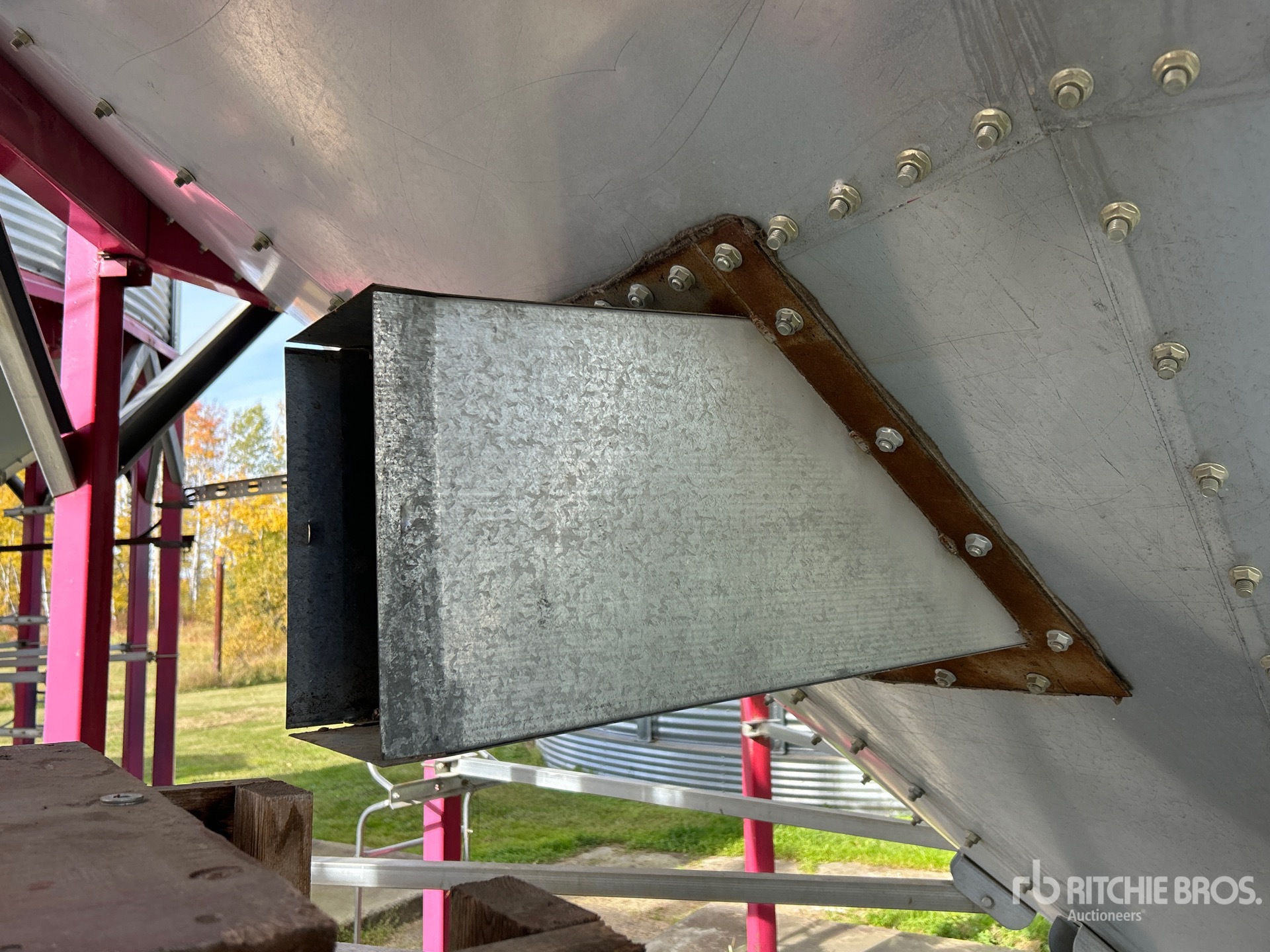 Twister +/- 3500 bu 5 Ring Hopper