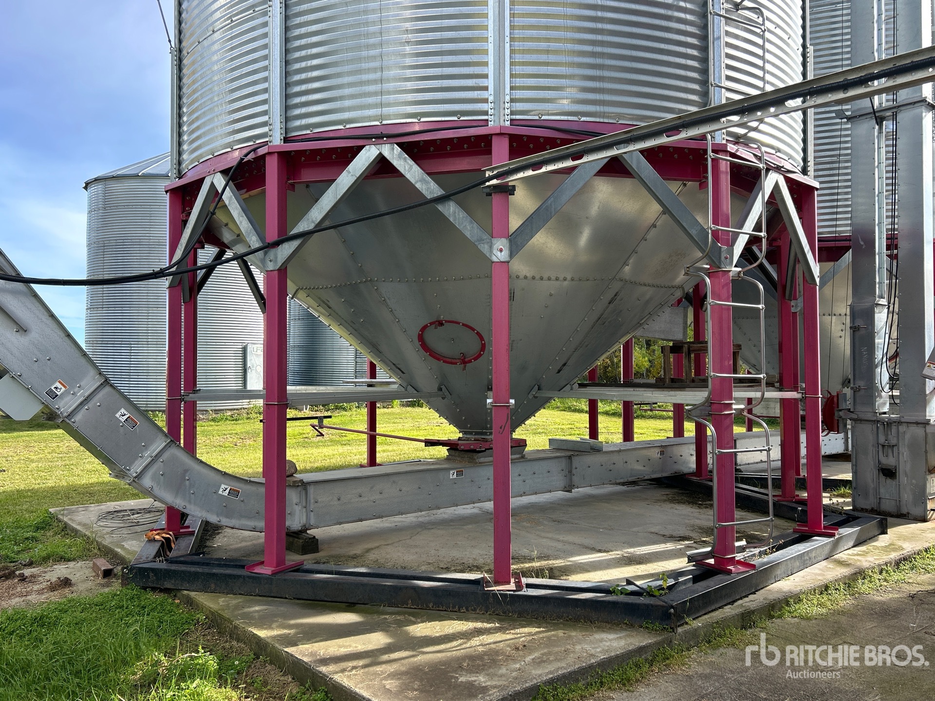 Twister +/- 3500 bu 5 Ring Hopper
