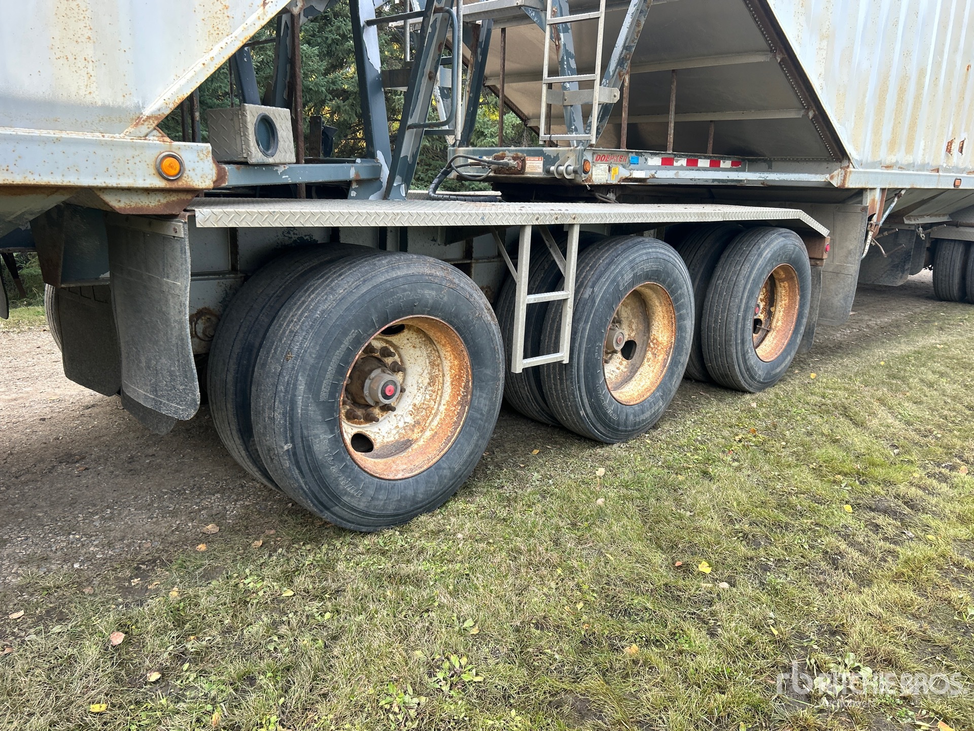 2008 Doepker 28 ft Tri/A Super B-Train Lead