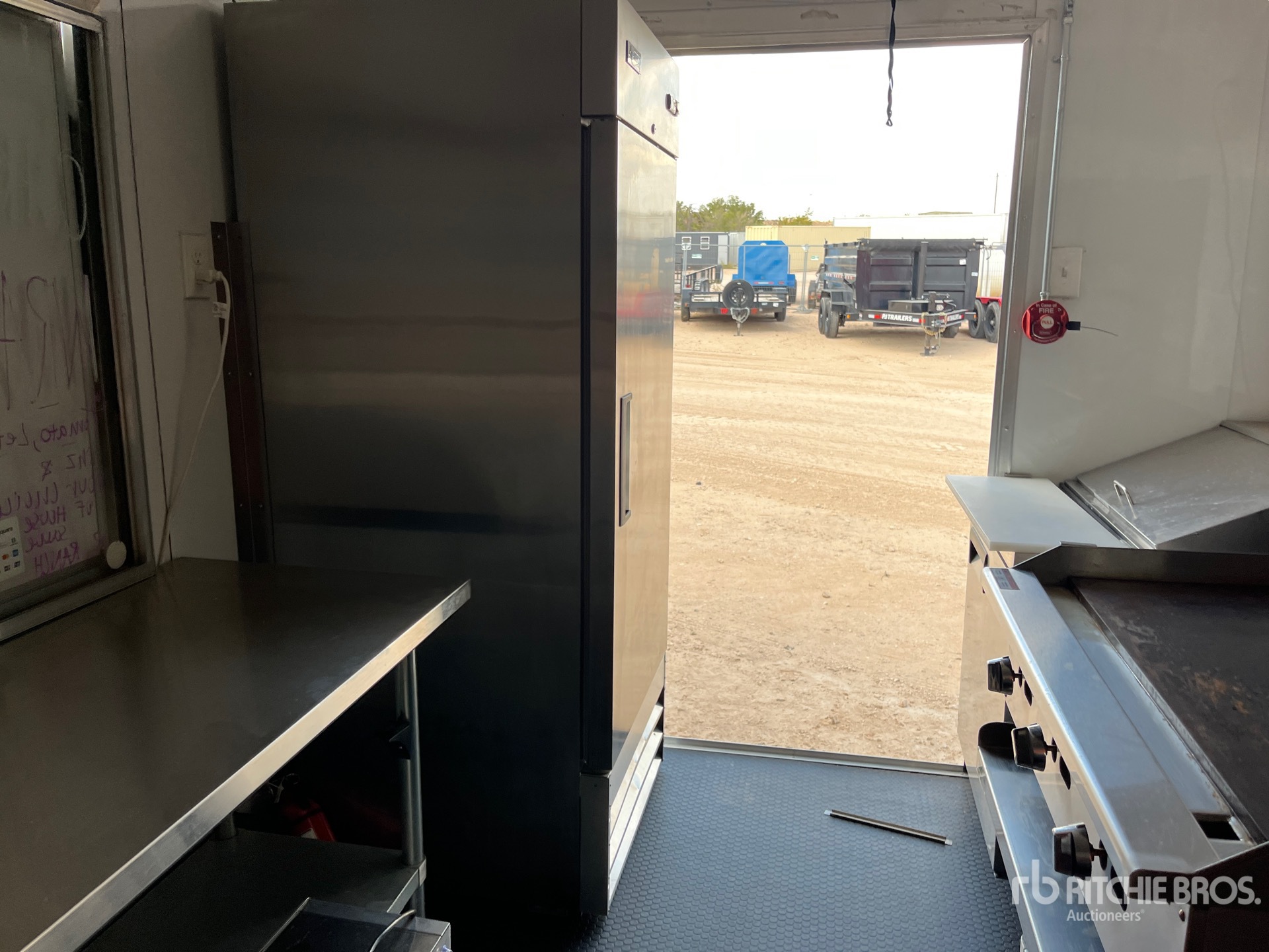 2025 Universal 16 FT T/A