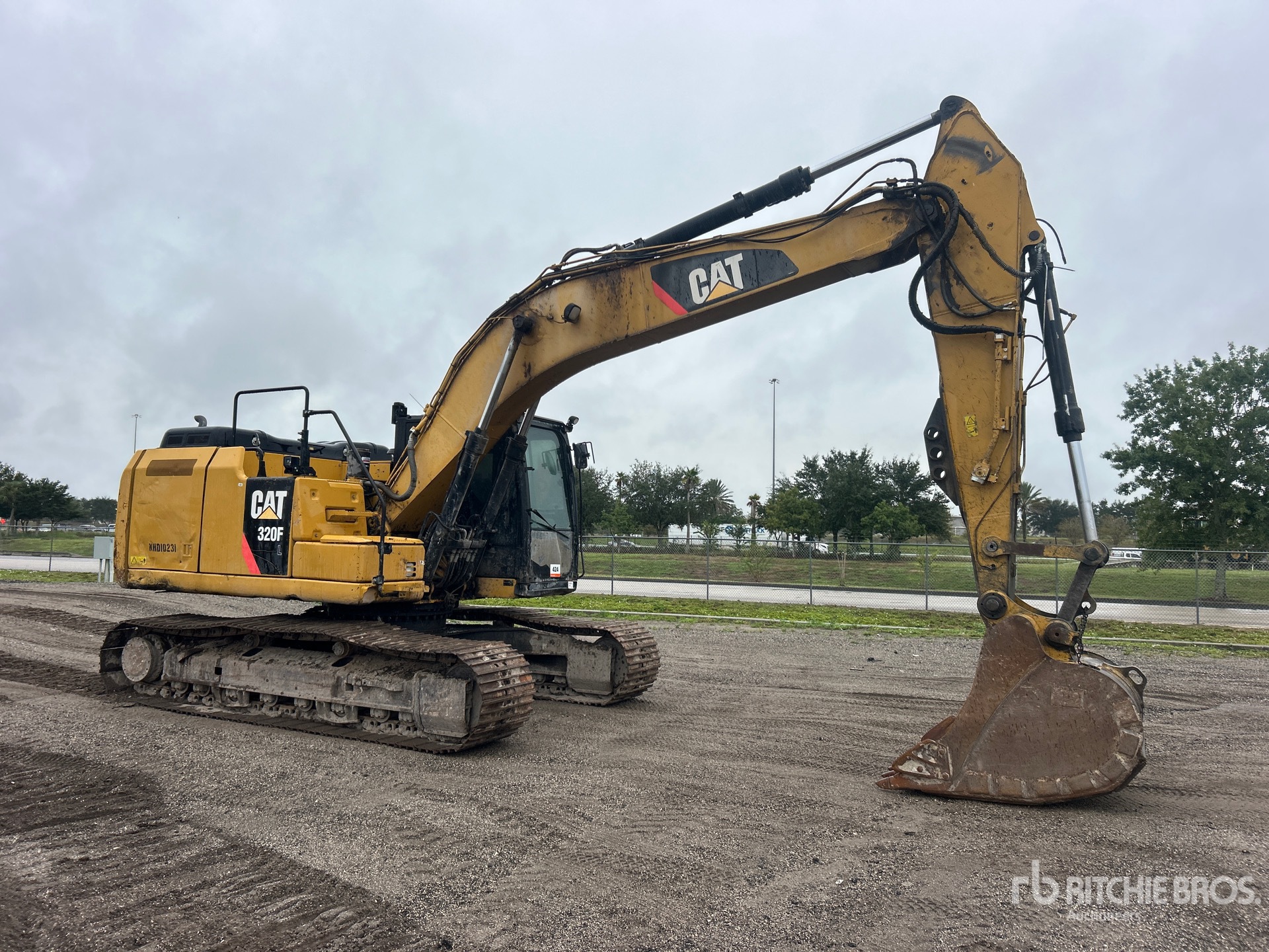 2017 Caterpillar 320F L