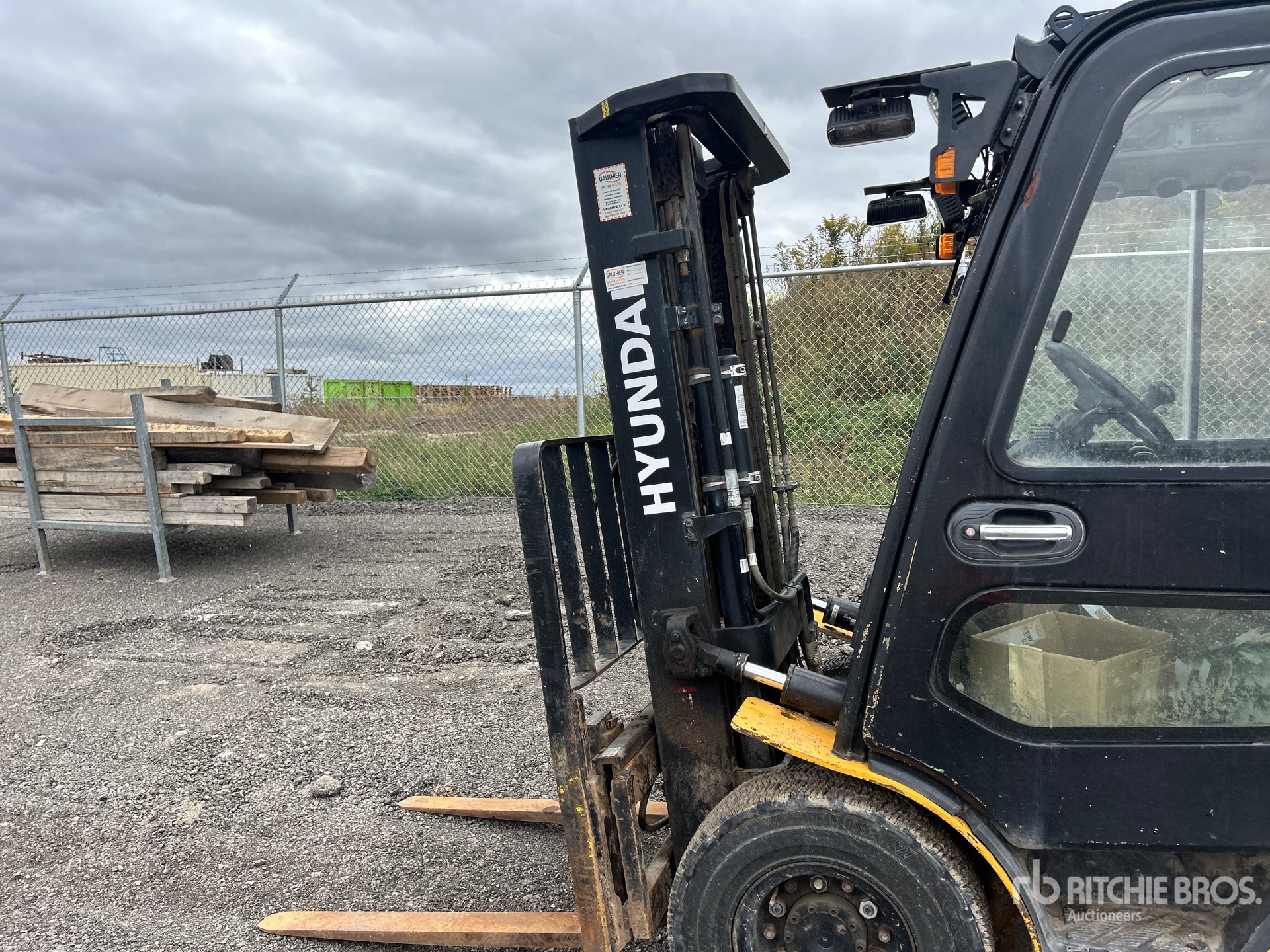 Hyundai 4940 LB (INOPERABLE)