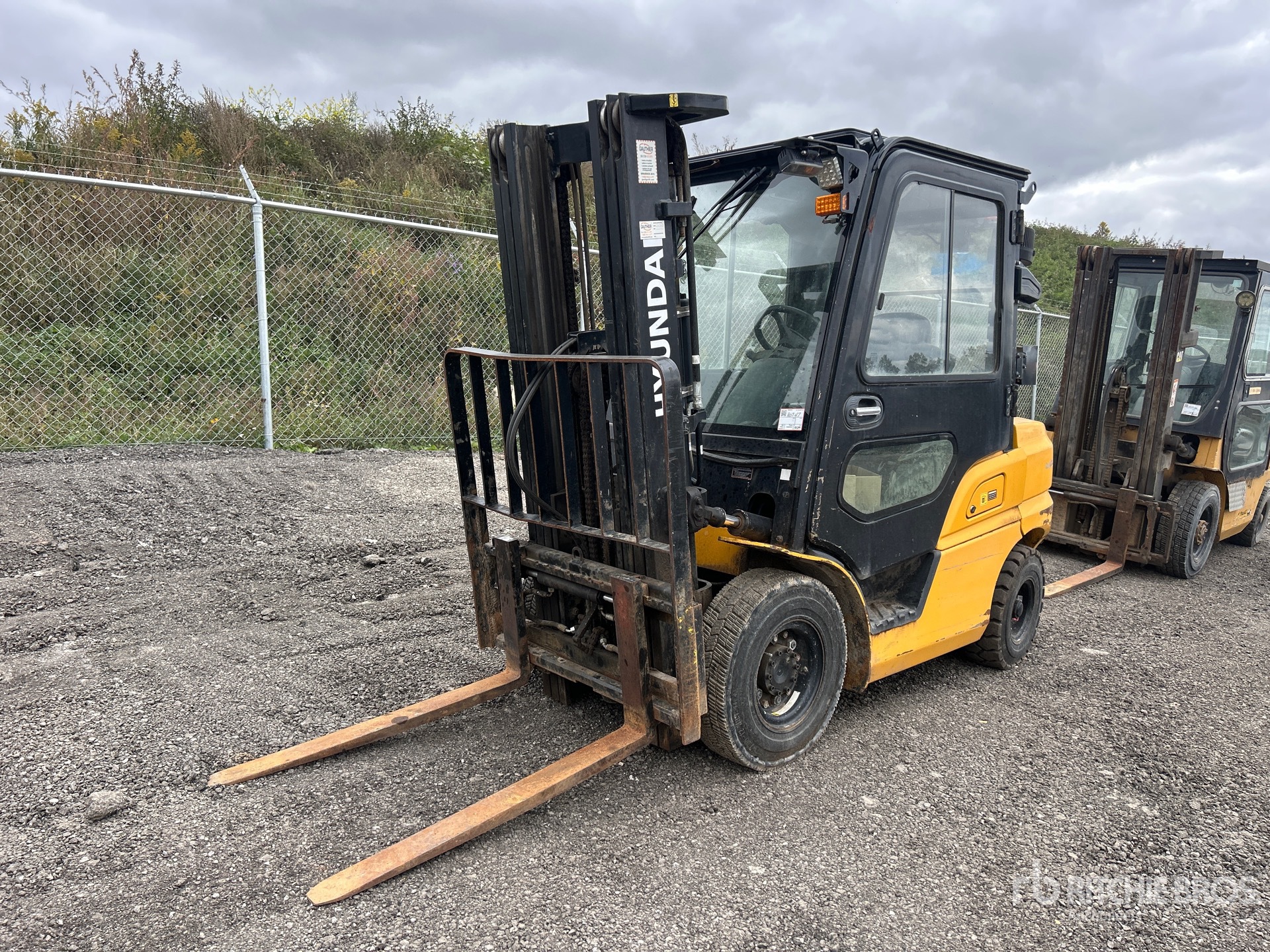Photo of Hyundai 4940 lb (Inoperable)