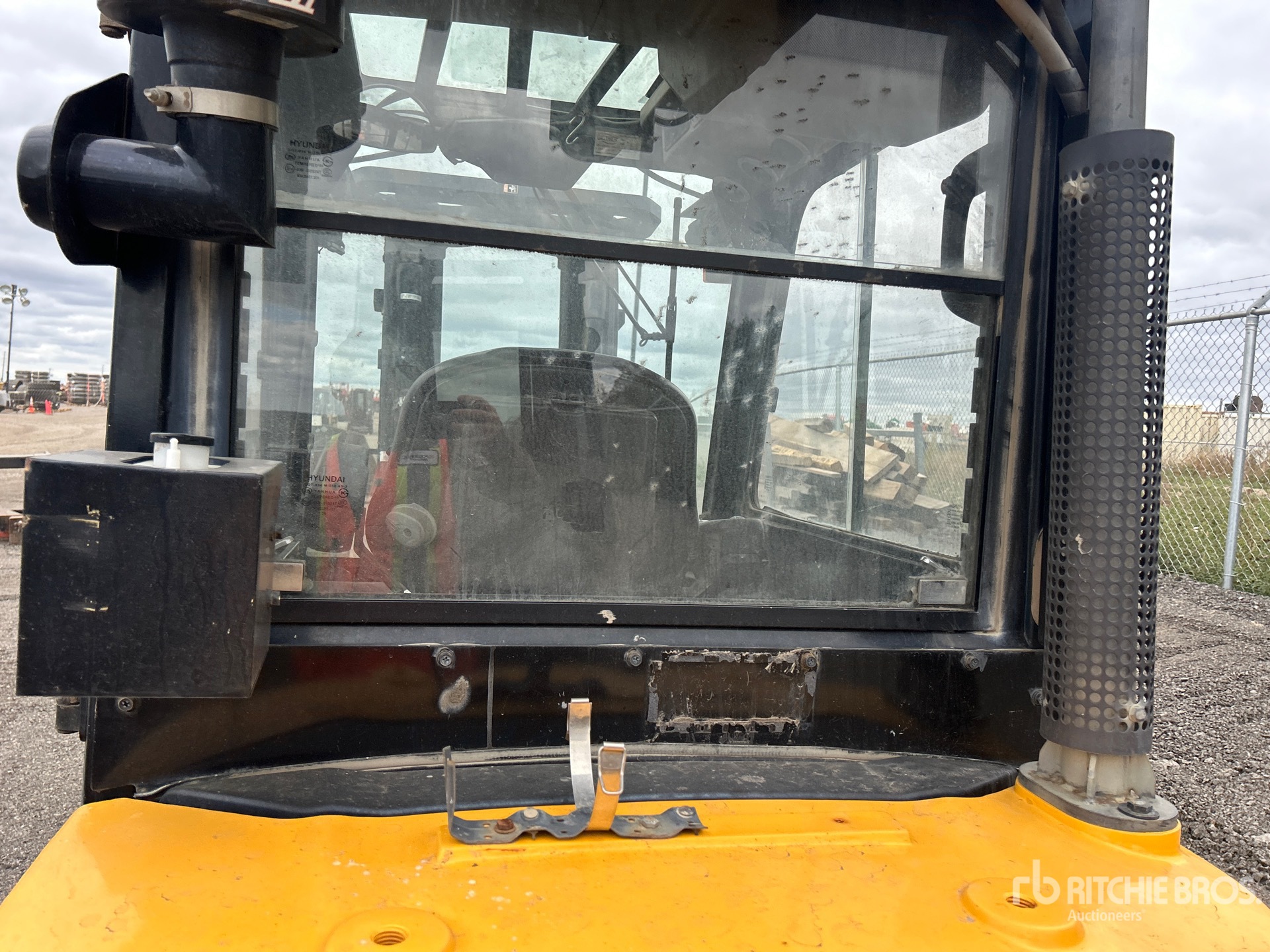 Hyundai 4940 LB (INOPERABLE)