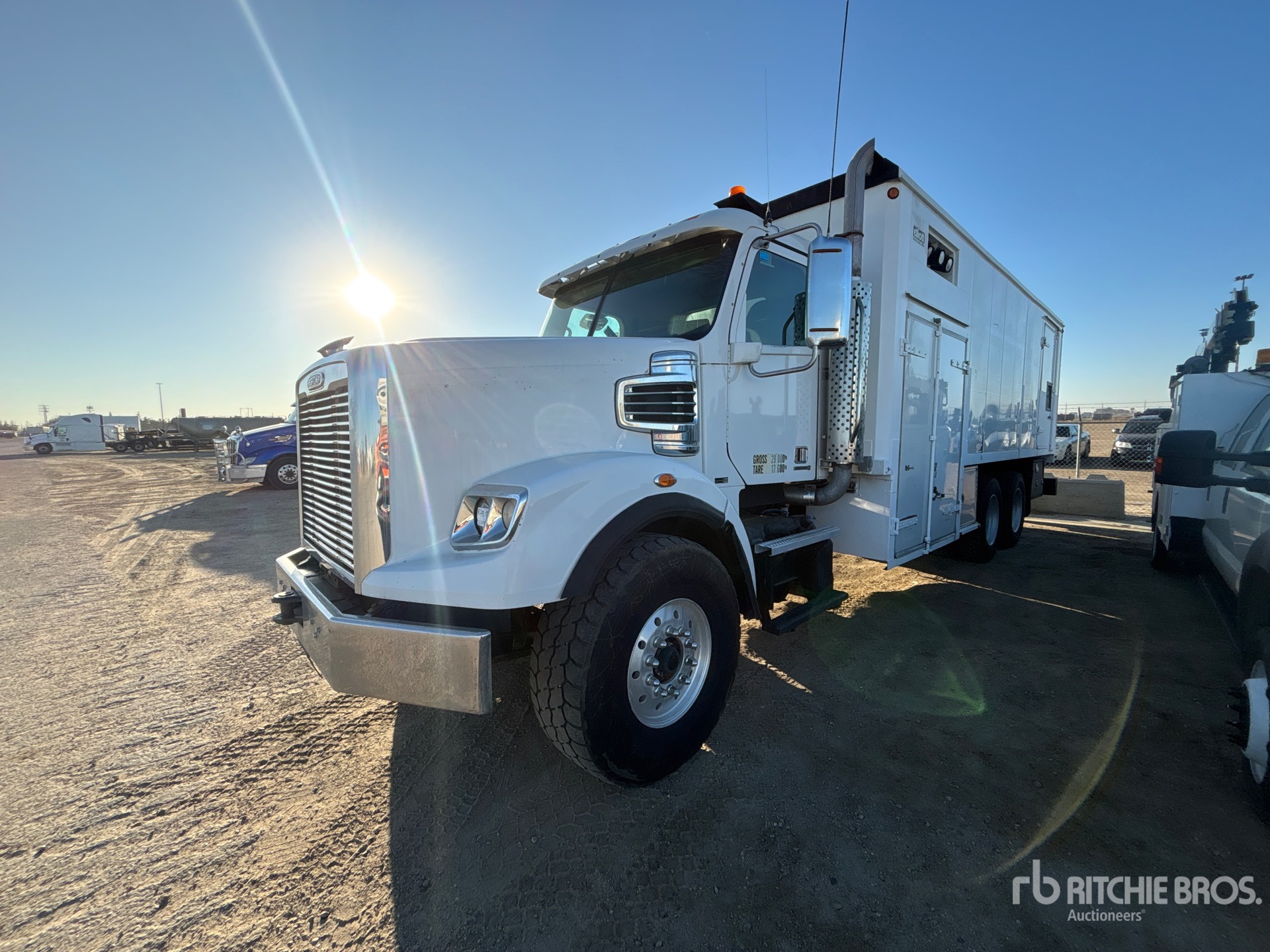 2012 Freightliner CORONADO 122