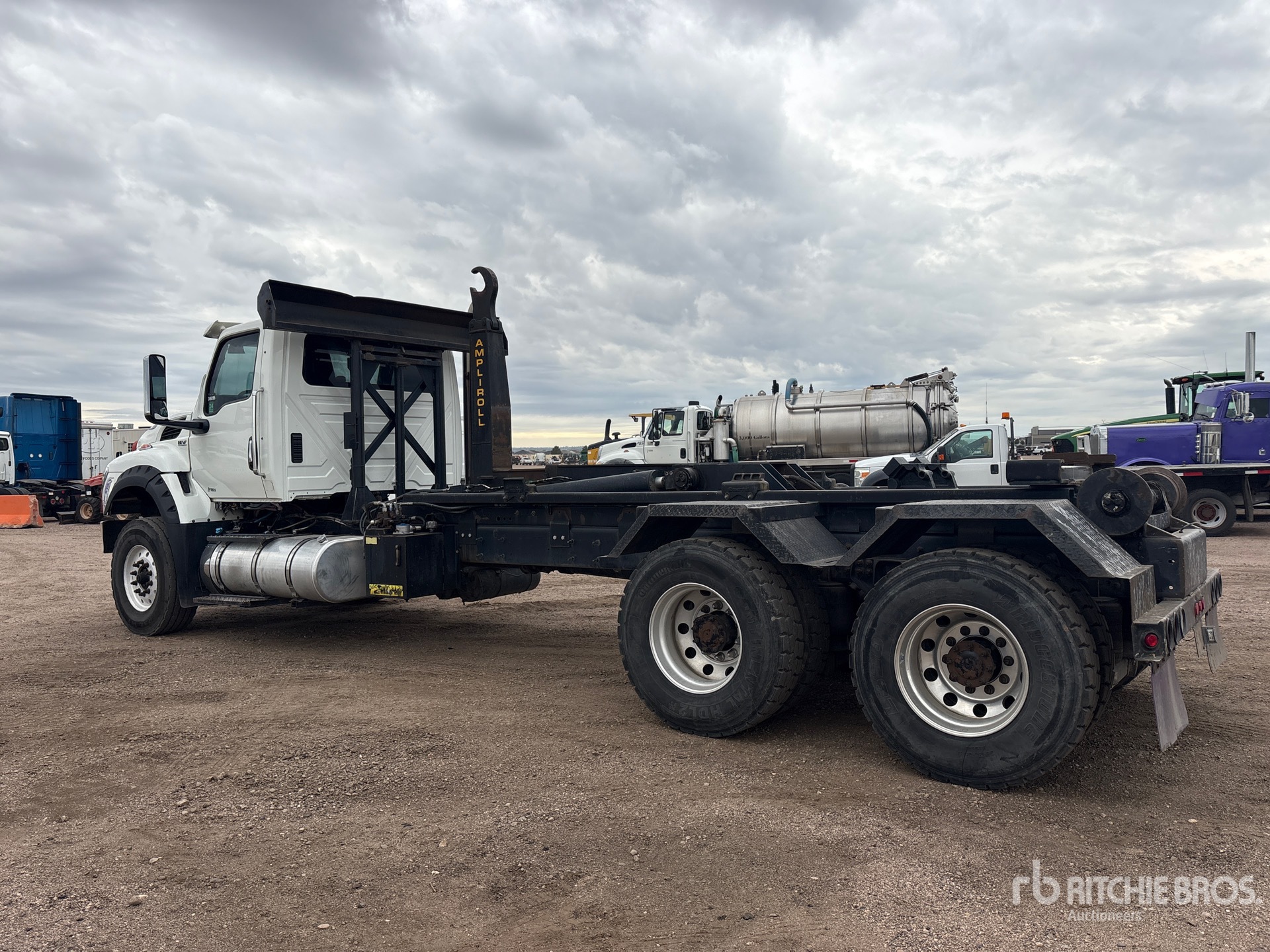 2020 International HV613