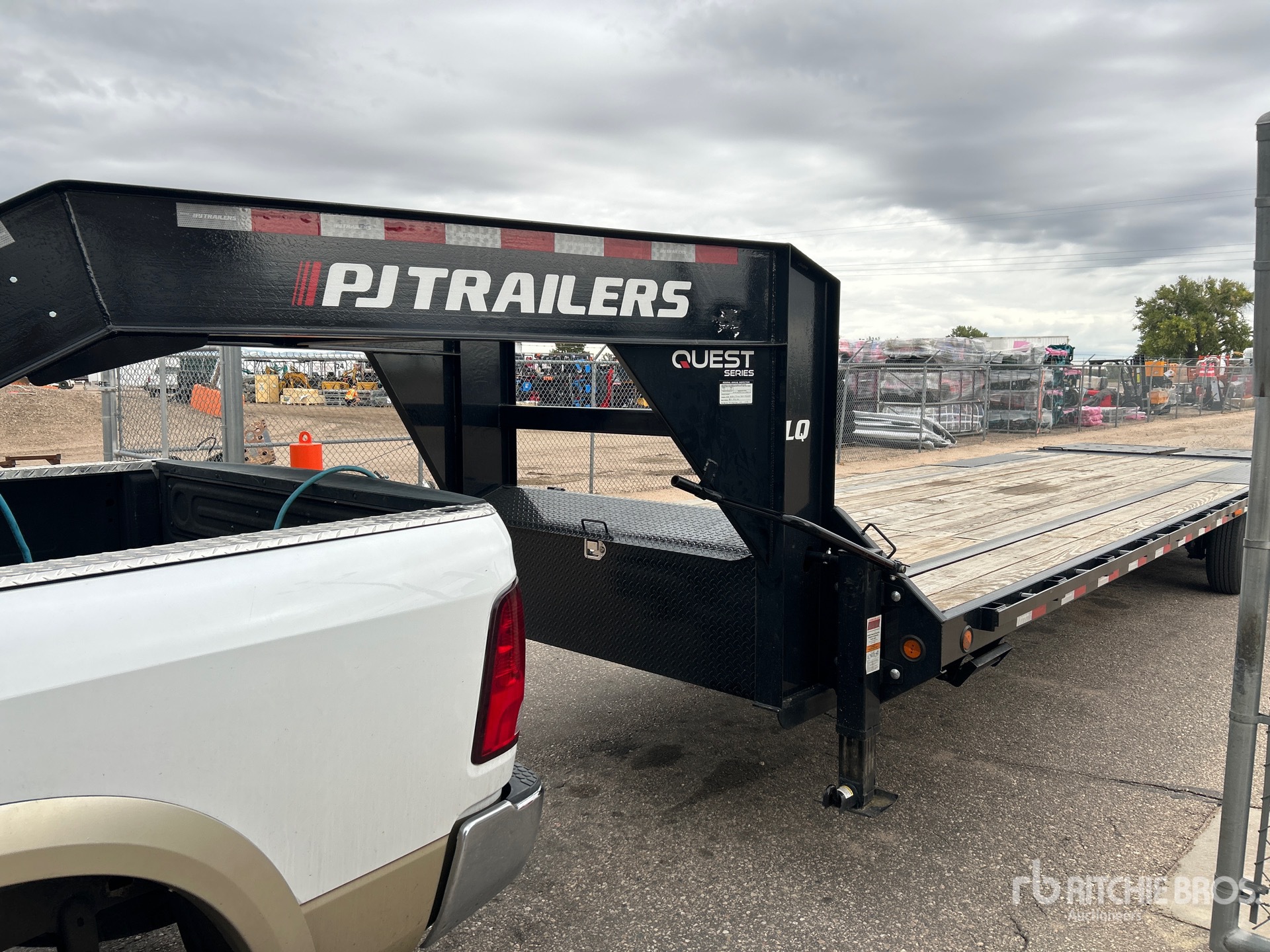 2027 Pj Trailers LQ302