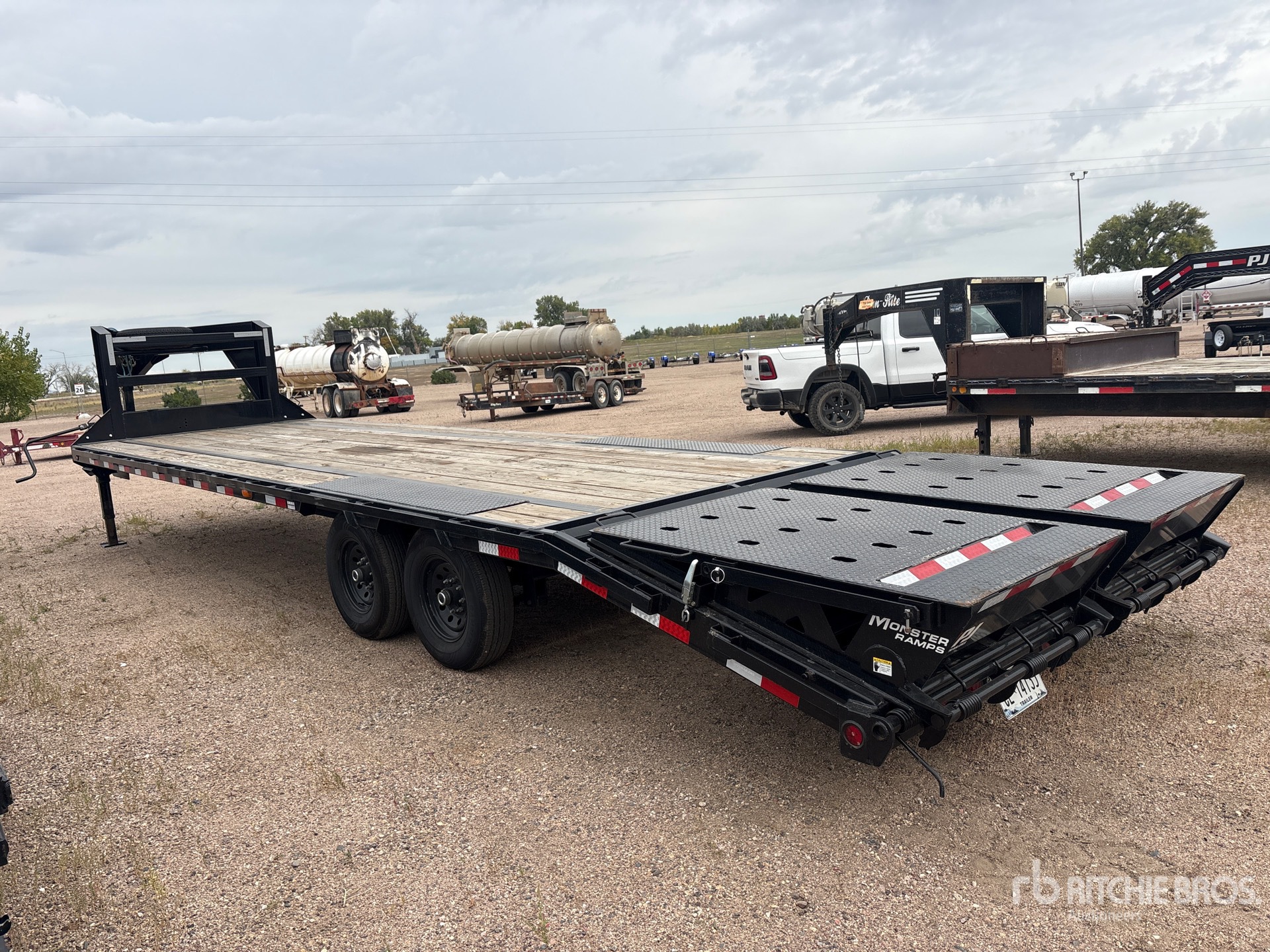 2027 Pj Trailers LQ302
