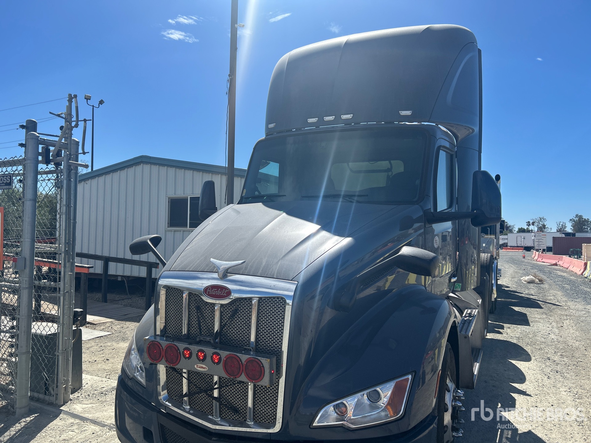 Photo of 2023 Peterbilt 579