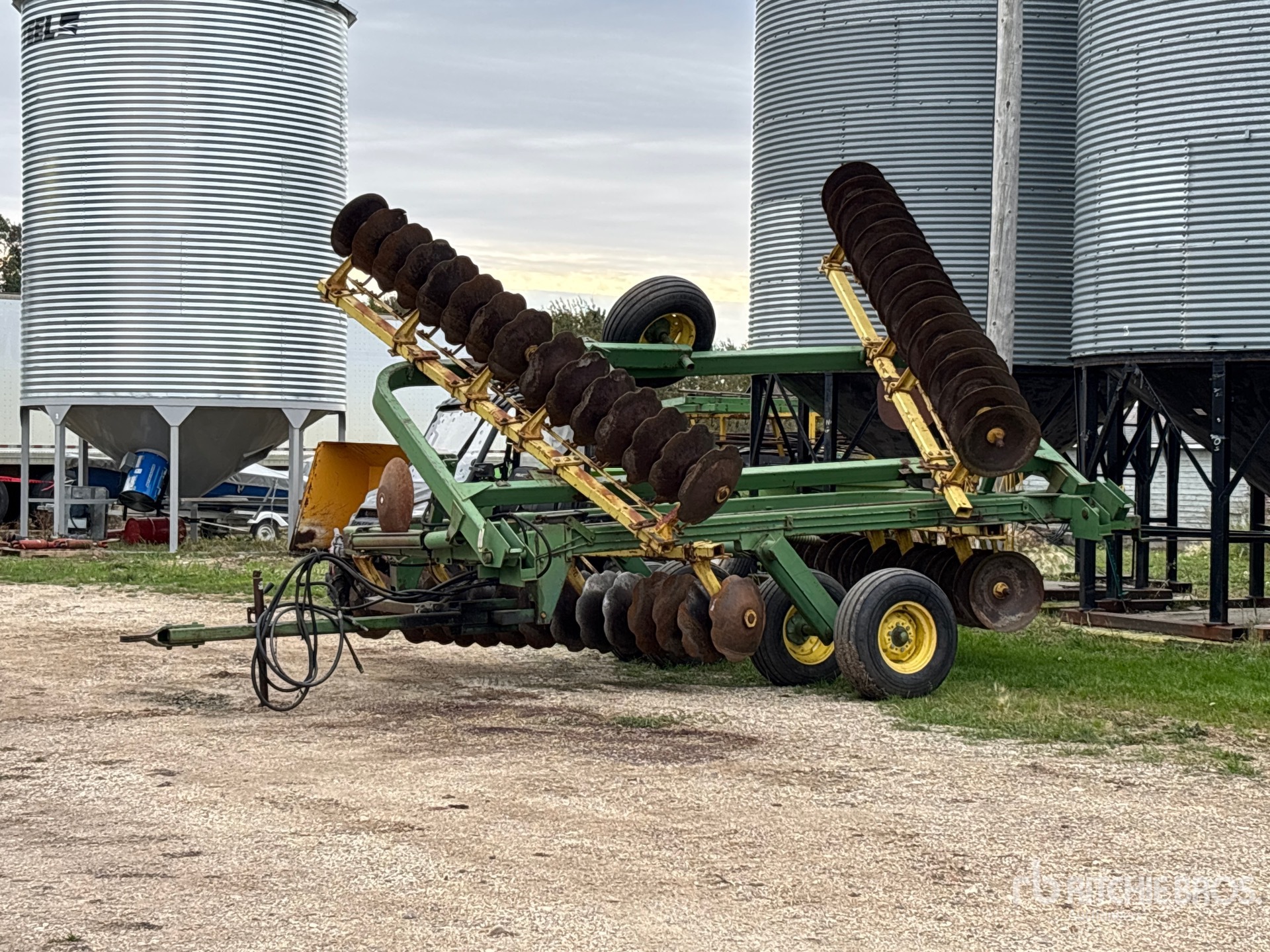 Photo of John Deere 220