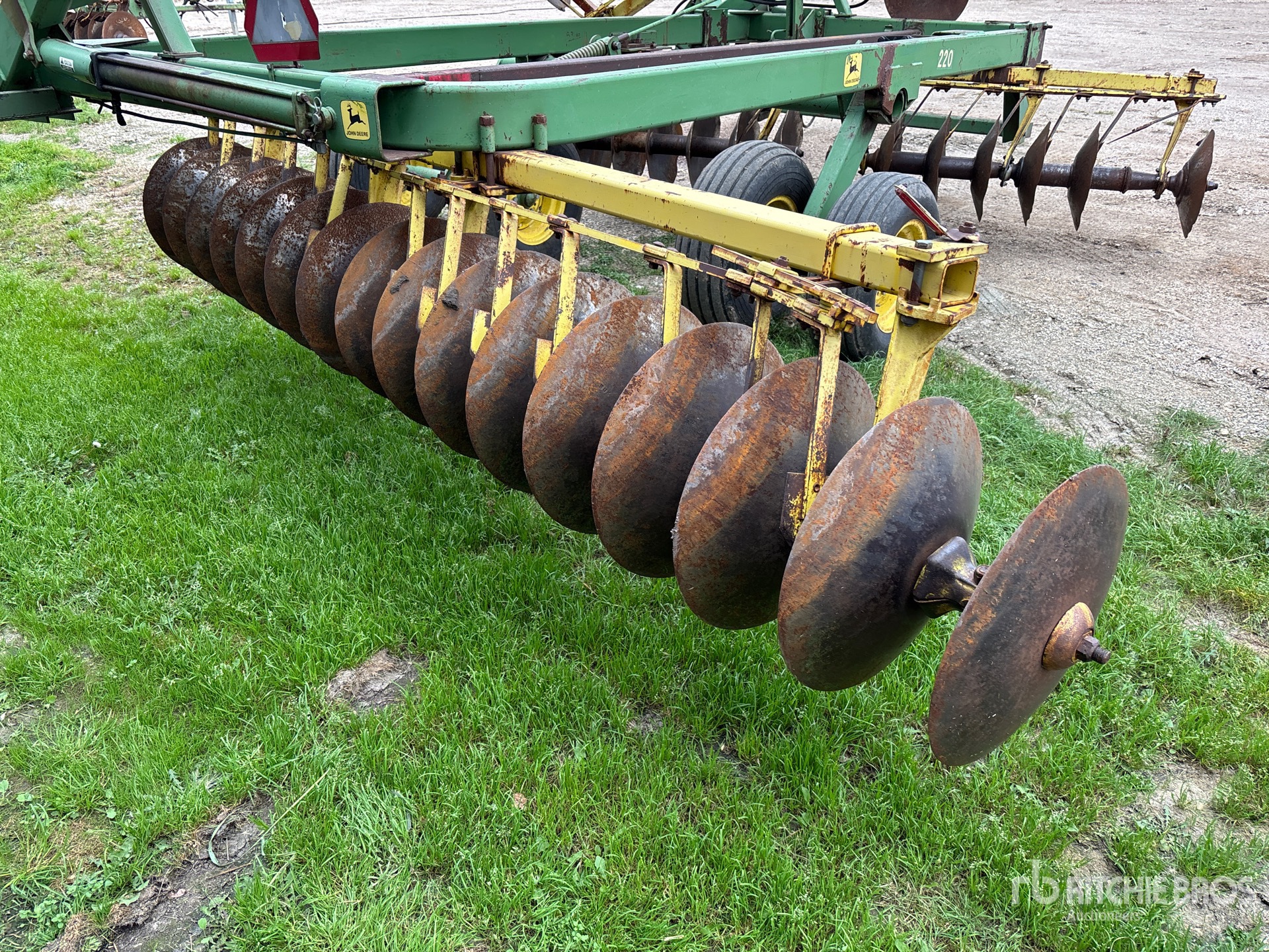 John Deere 220