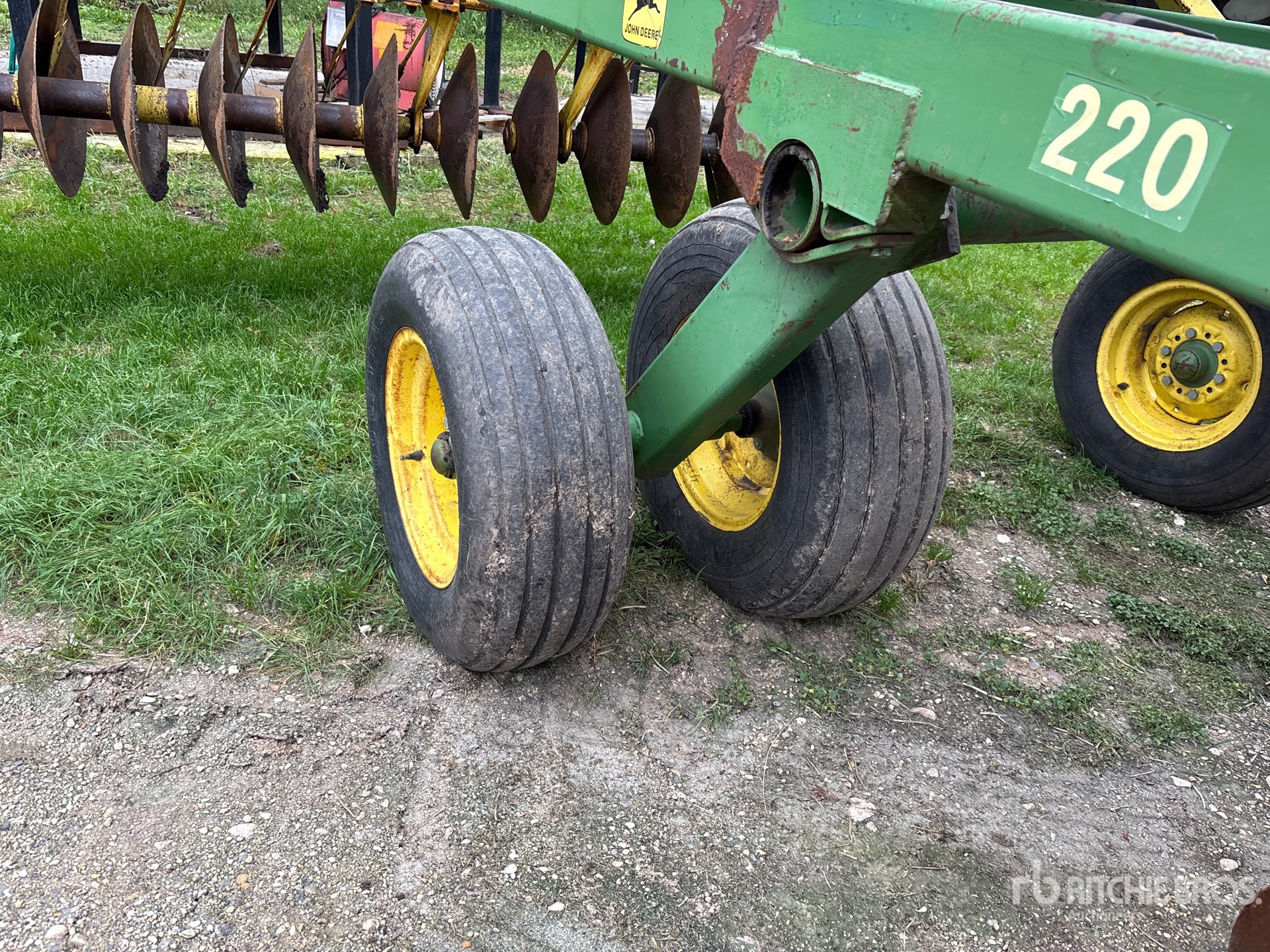 John Deere 220