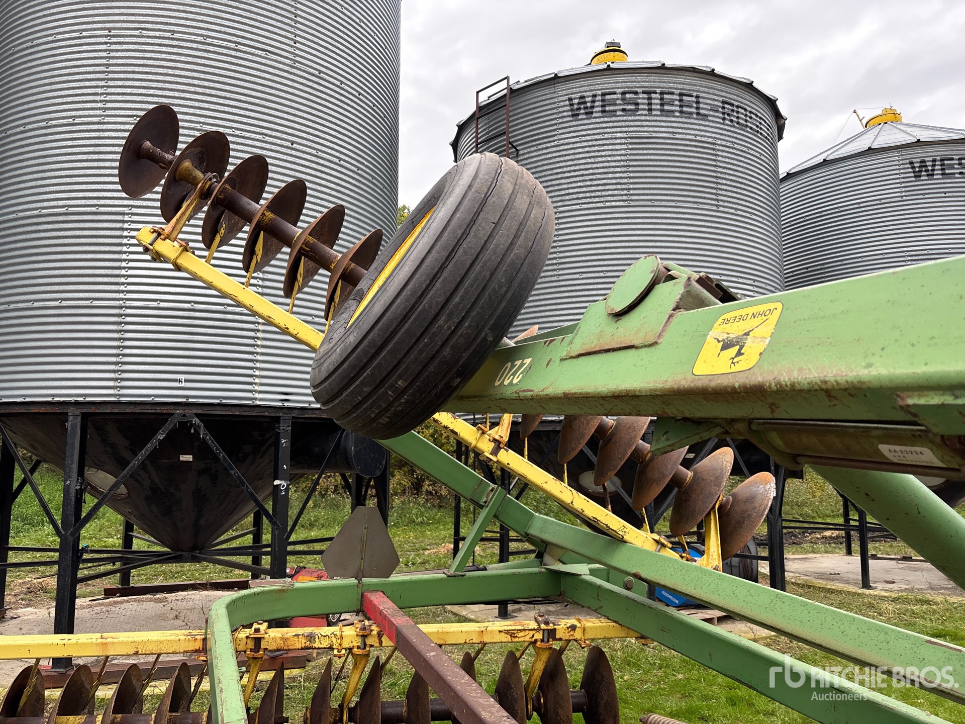 John Deere 220
