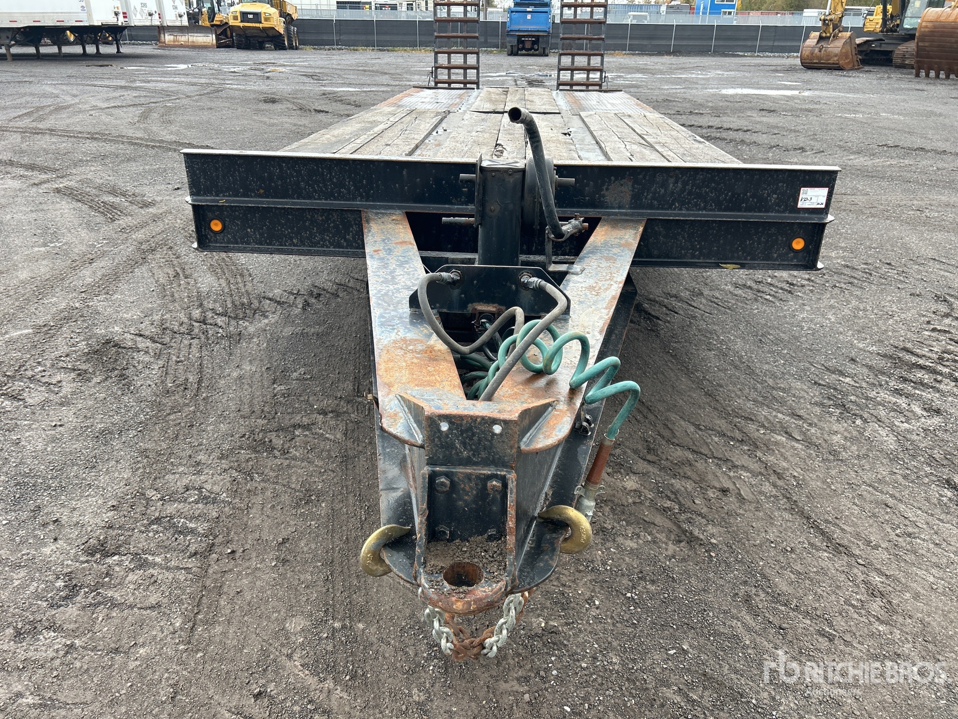 2001 Load Star Trailer 27 FT T/A