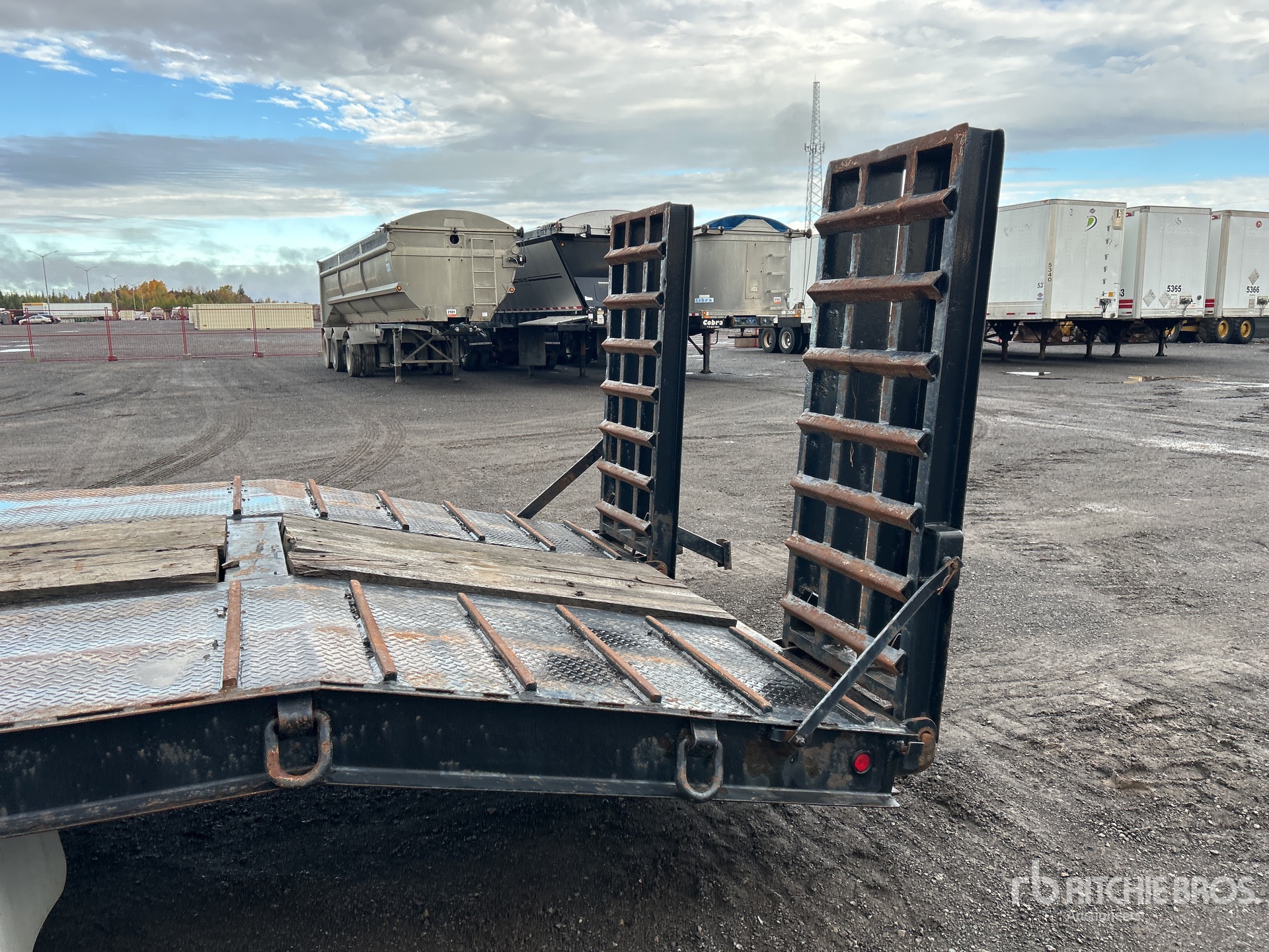 2001 Load Star Trailer 27 FT T/A