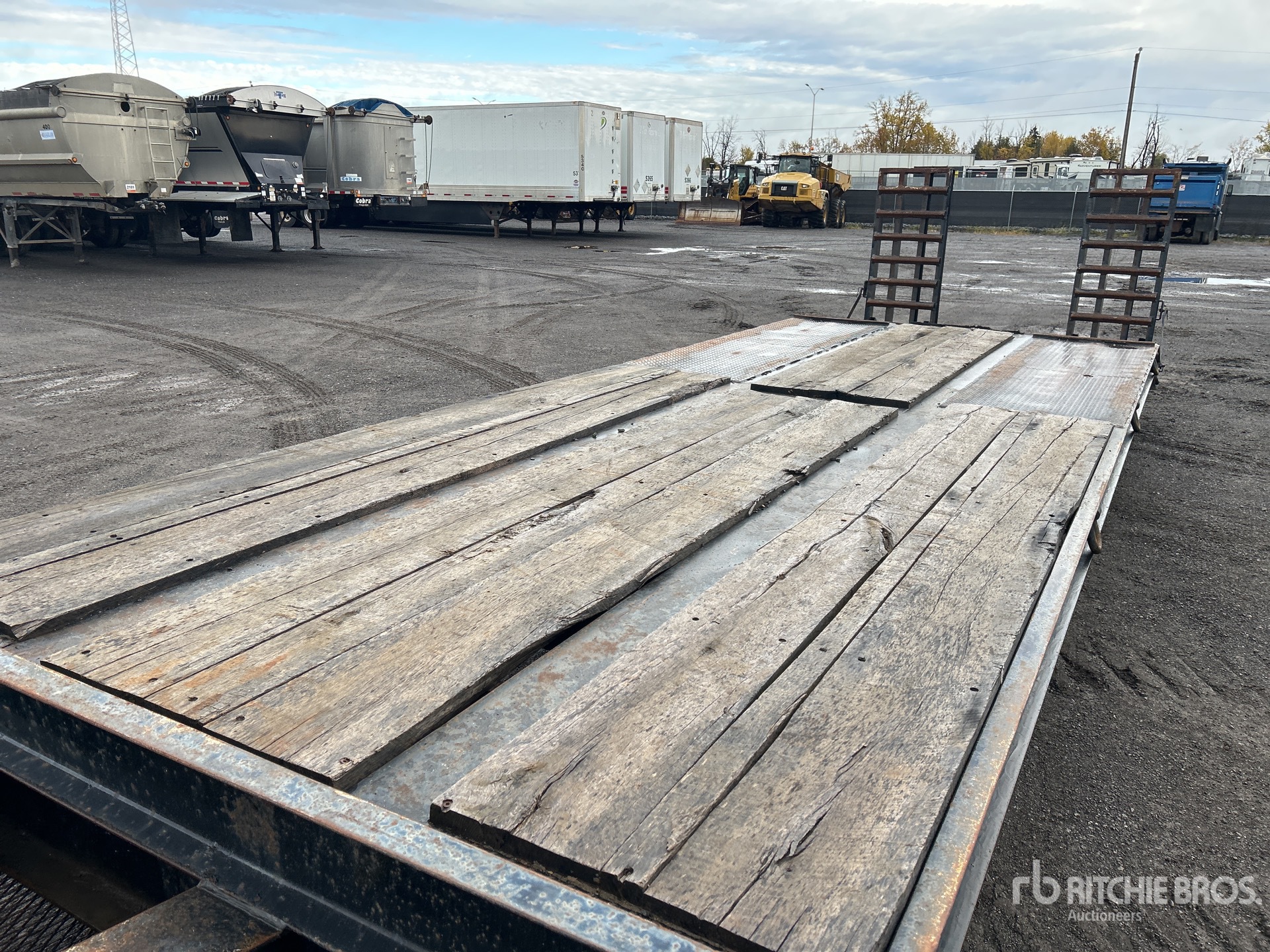 2001 Load Star Trailer 27 FT T/A
