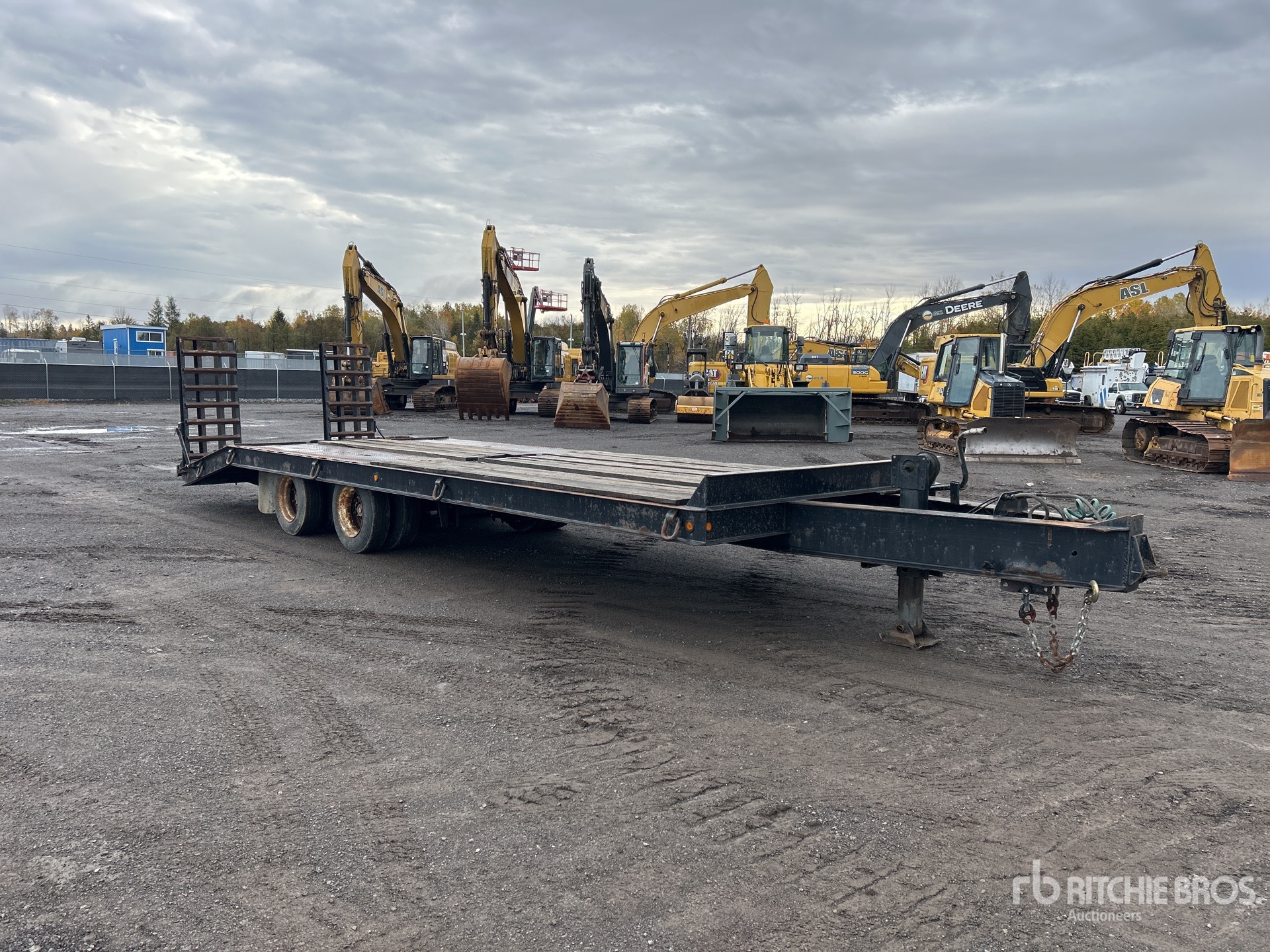 2001 Load Star Trailer 27 FT T/A