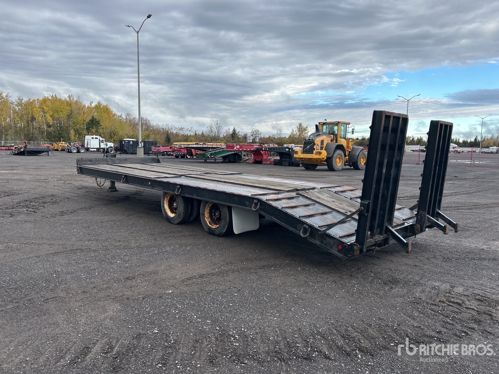 2001 Load Star Trailer 27 FT T/A